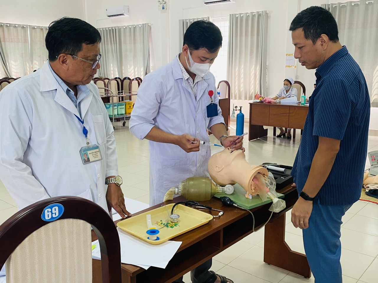 Thí sinh thi thực hành kỹ thuật đặt nội khí quản.