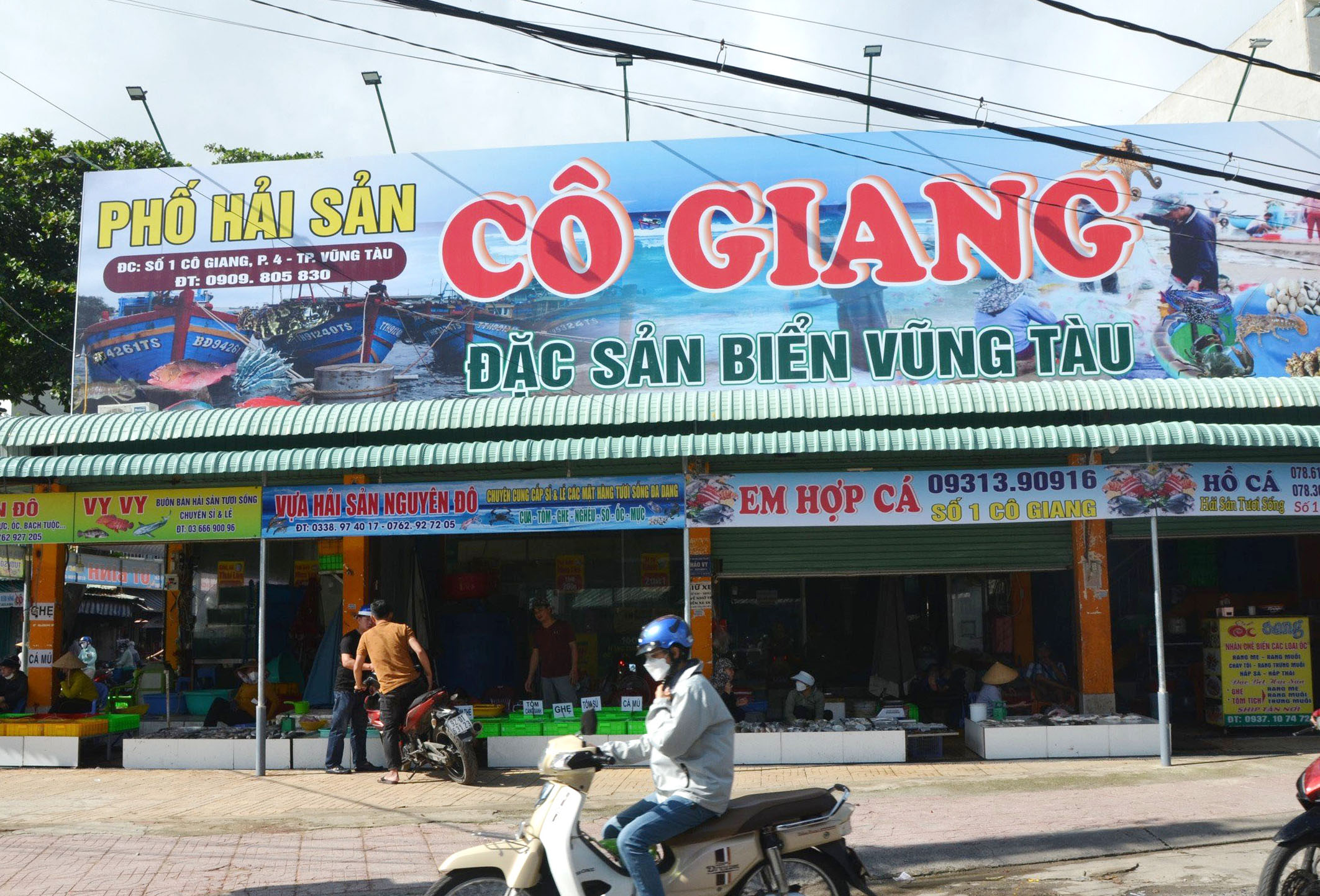 Một góc Phố hải sản Cô Giang với chiếc biển hiệu lớn được thiết kế bắt mắt.