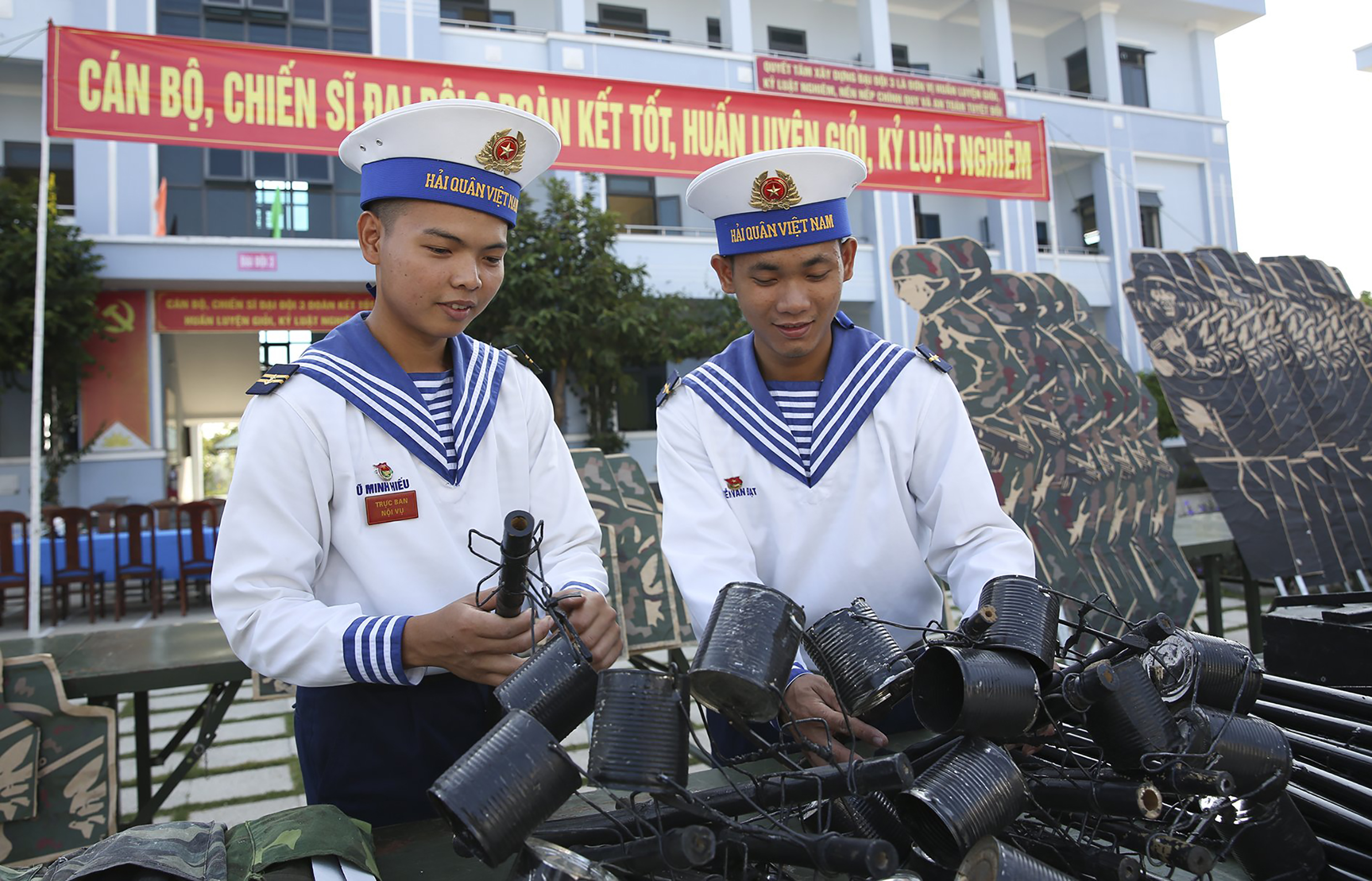 Cán bộ, chiến sĩ Trung tâm Huấn luyện Vùng 2 Hải quân chuẩn bị học cụ phục vụ công tác huấn luyện.