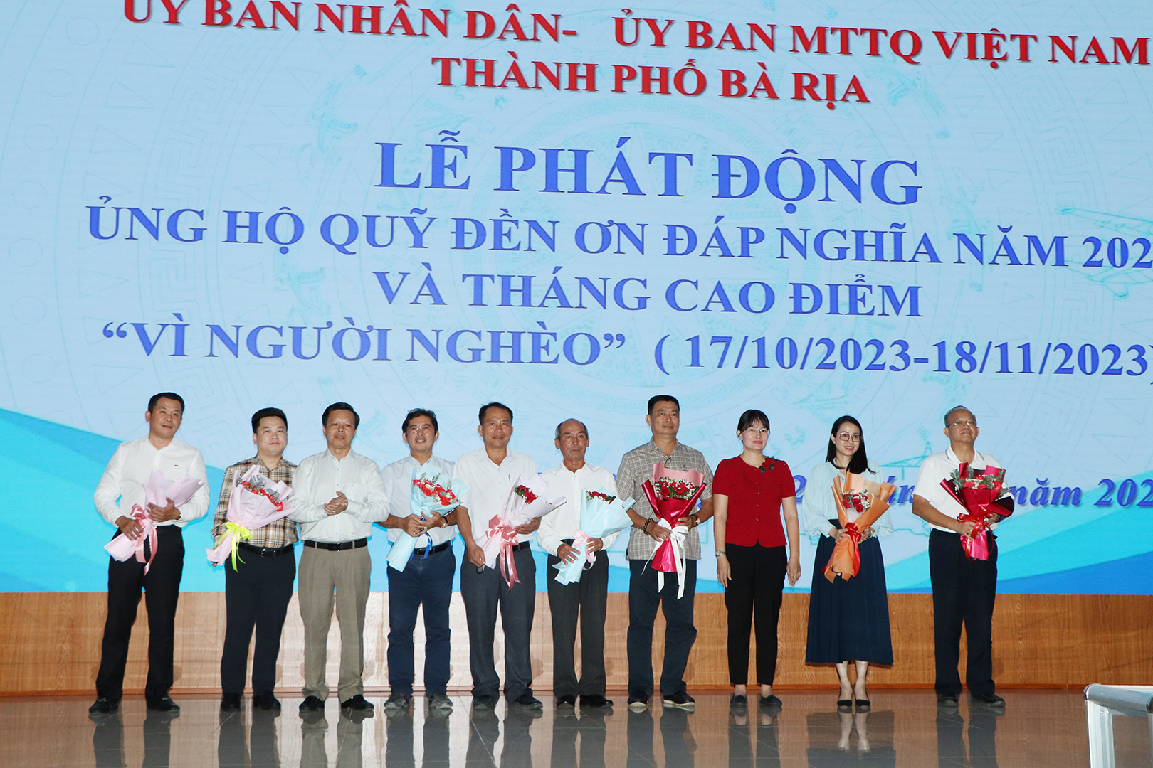 Ông Trần Thanh Dũng, Chủ tịch UBND TP.Bà Rịa và bà Lương Thị Kiều Trang, Chủ tịch UBMTTQ Việt Nam TP.Bà Rịa trao Thư cảm ơn đến các nhà tài trợ.