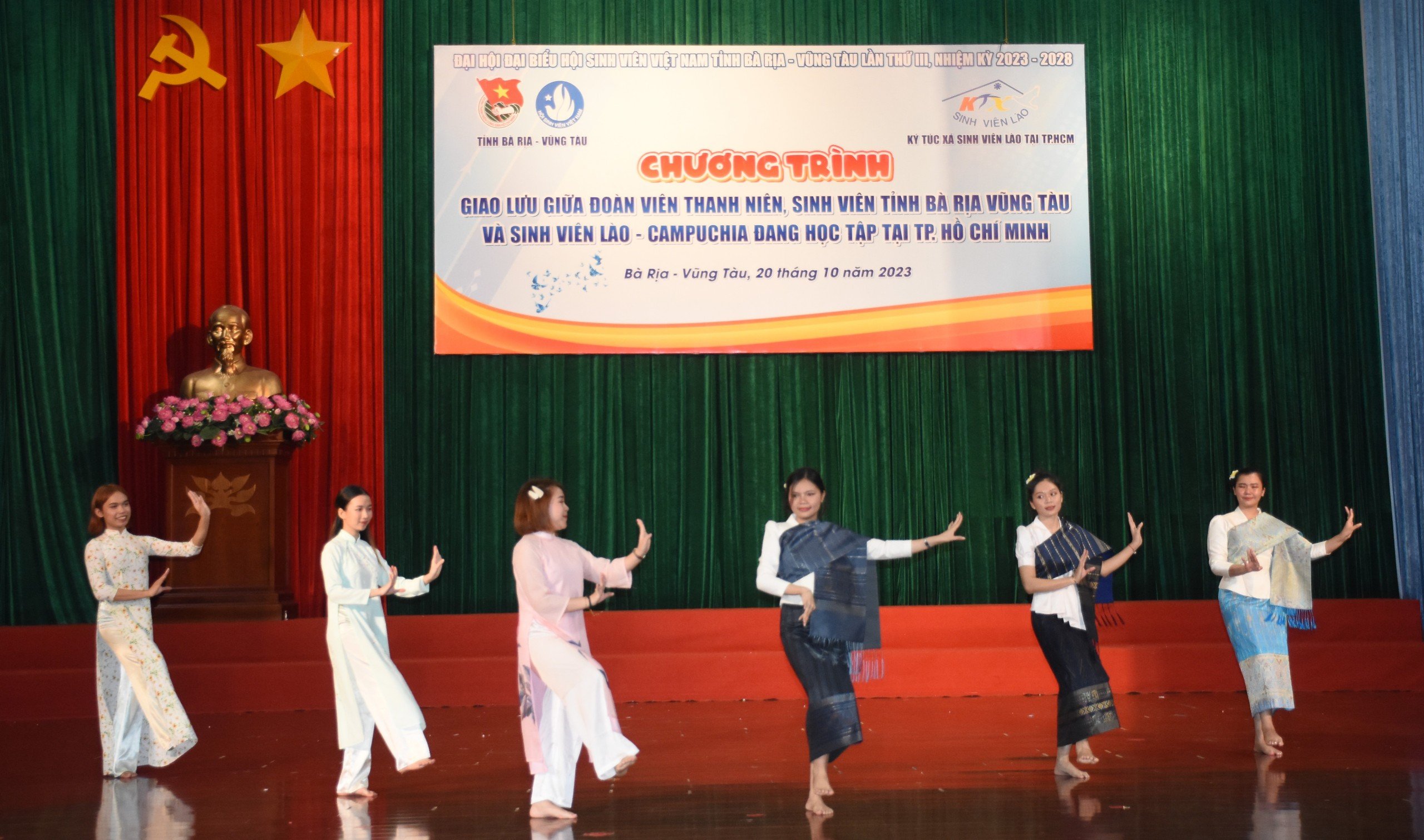 Tiết mục múa của sinh viên Lào-Campuchia tại chương trình giao lưu
