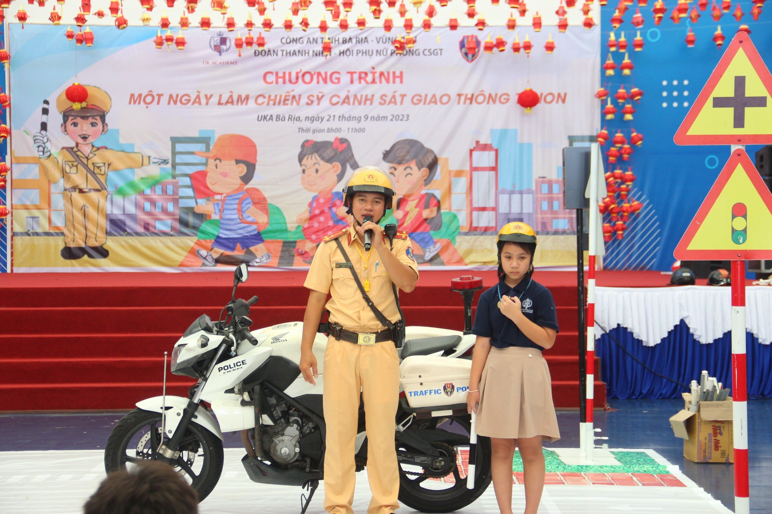 Lực lượng CSGT tổ chức tuyên truyền Luật Giao thông đến các em học sinh trường Quốc tế Anh quốc (UK Academy) tại TP.Bà Rịa.