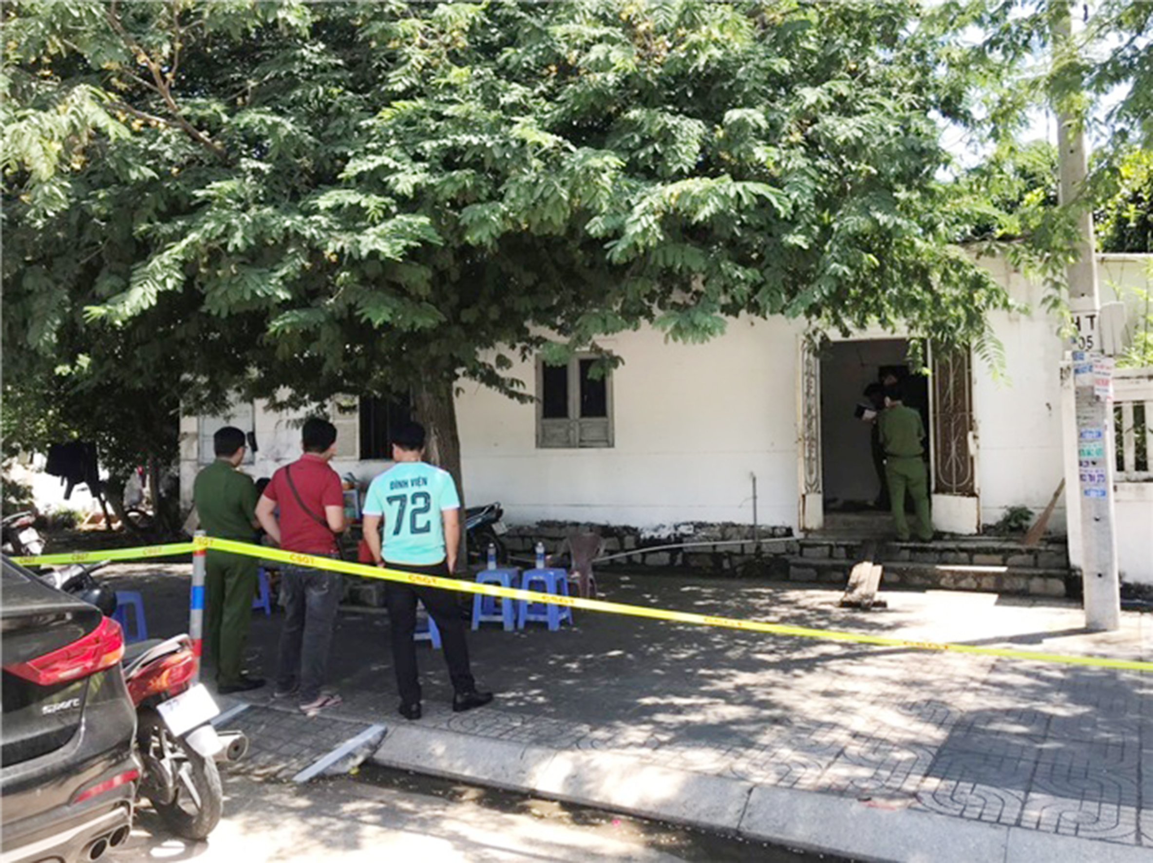 Các lực lượng chức năng khám nghiệm hiện trường điều tra nguyên nhân người đàn ông tử vong chưa rõ nguyên nhân tại phòng trọ