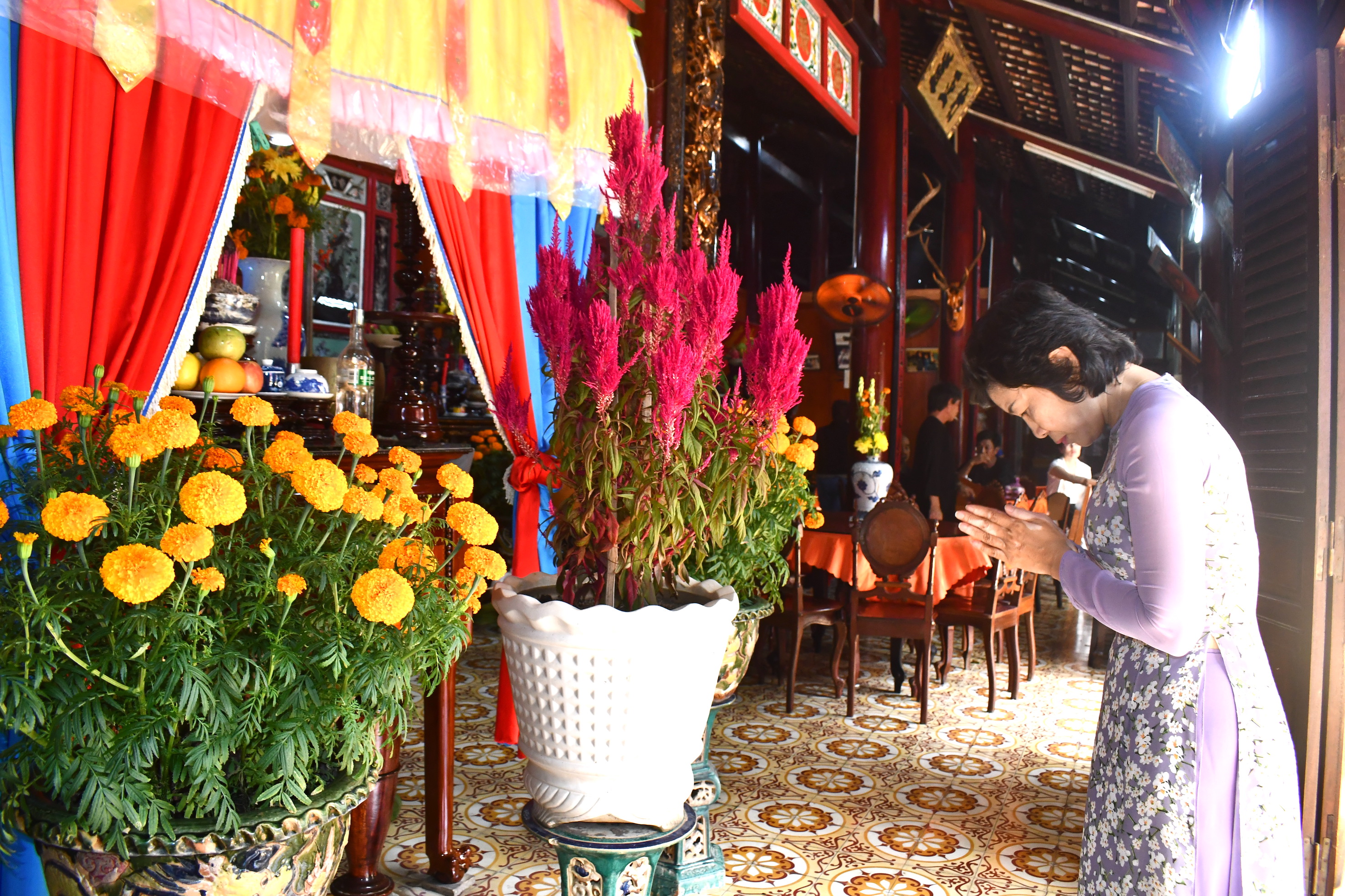 Bà Lê Thị Thanh Bình, Phó Bí thư Thưởng trực, Chủ tịch HĐND TP. Vũng Tàu thành kính thực hiện nghi thức kỉnh Ông tại lễ hội Trùng Cửu sáng 23/10.