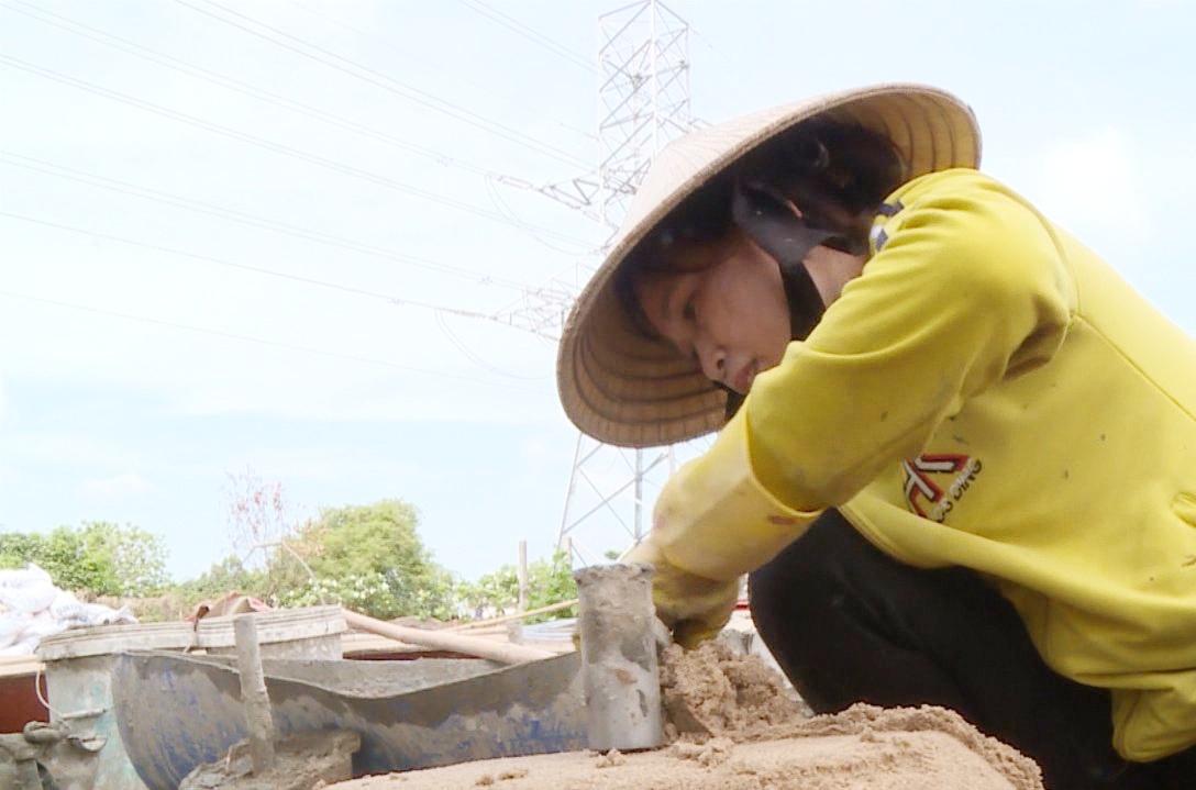 Chị Phùng Thị Thúy (KP.Kim Hải, phường Kim Dinh) với công việc sản xuất chậu xi măng trồng cây kiểng.