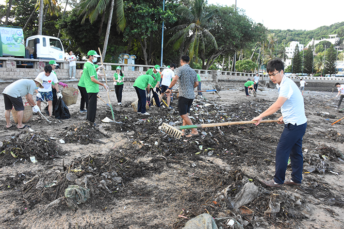 Người dân tham gia thu gom rác đại dương dạt vào Bãi Trước (TP.Vũng Tàu).