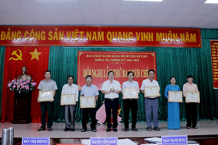 Các cá nhân được nhận giấy khen của Chủ tịch UBND huyện Đất Đỏ vì đã có thành tích xuất sắc trong phong trào “Đảng viên tình nguyện tham gia xây dựng NTM, đô thị văn minh” giai đoạn 2018-2023.