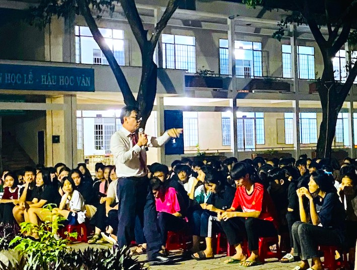 TS. Nguyễn Thanh Tùng, Hiệu trưởng trường Cao đẳng Quốc tế Tuệ Đức - Vabis và Viện trưởng Viện Quản trị Tri thức KMI thuộc Sở KH-CN TP. Hồ Chí Minh nói chuyện chuyên đề về văn hóa ứng xử trong trường học tại Trường Phổ thông Dân tộc Nội trú tỉnh.