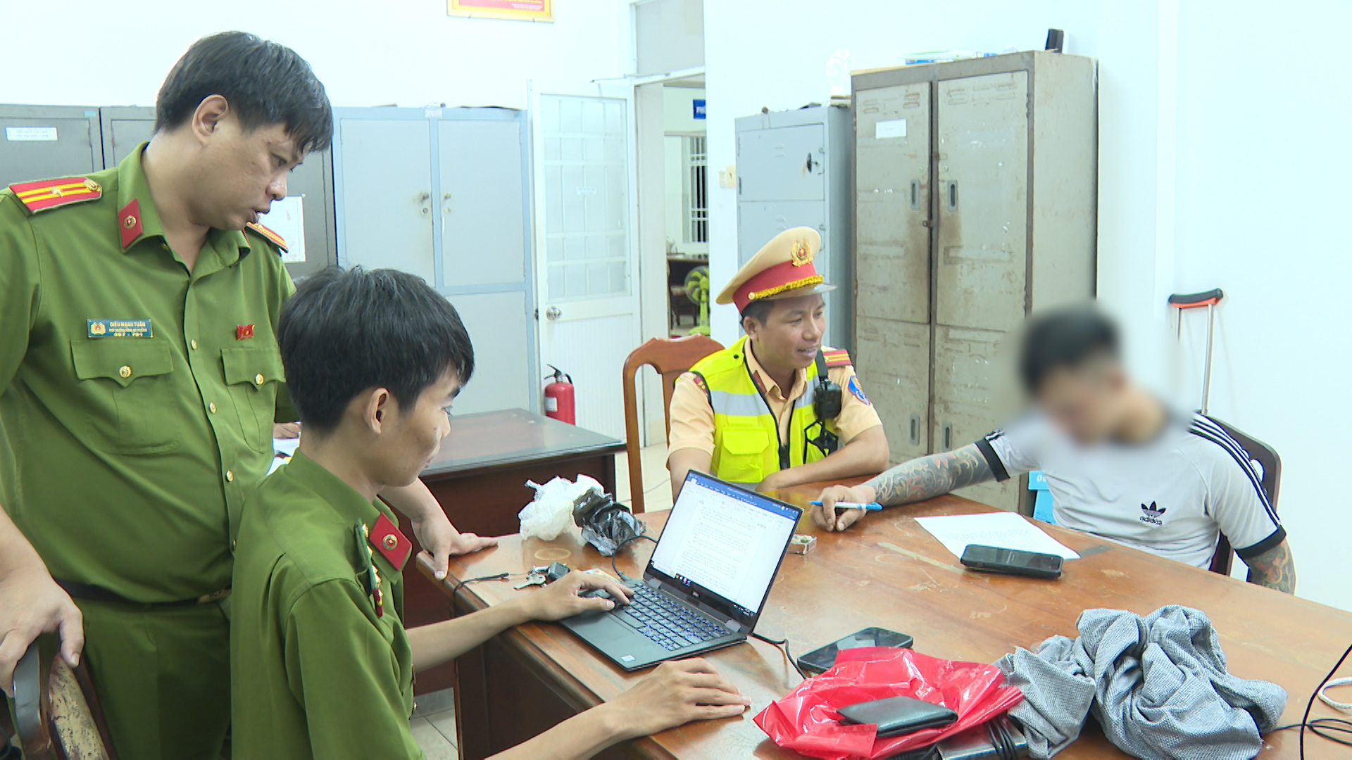 Cơ quan công an lấy lời khai của N.