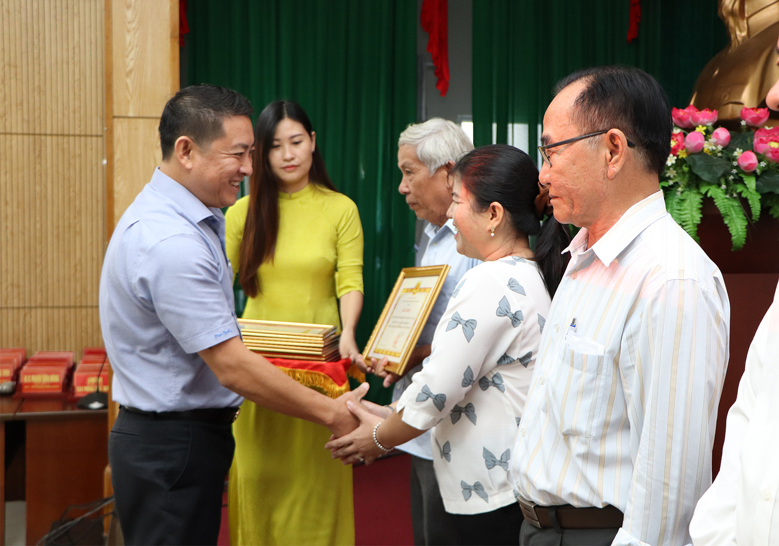 Bí thư Huyện ủy Long Điền Huỳnh Sơn Tuấn tặng Giấy khen đến các tập thể.