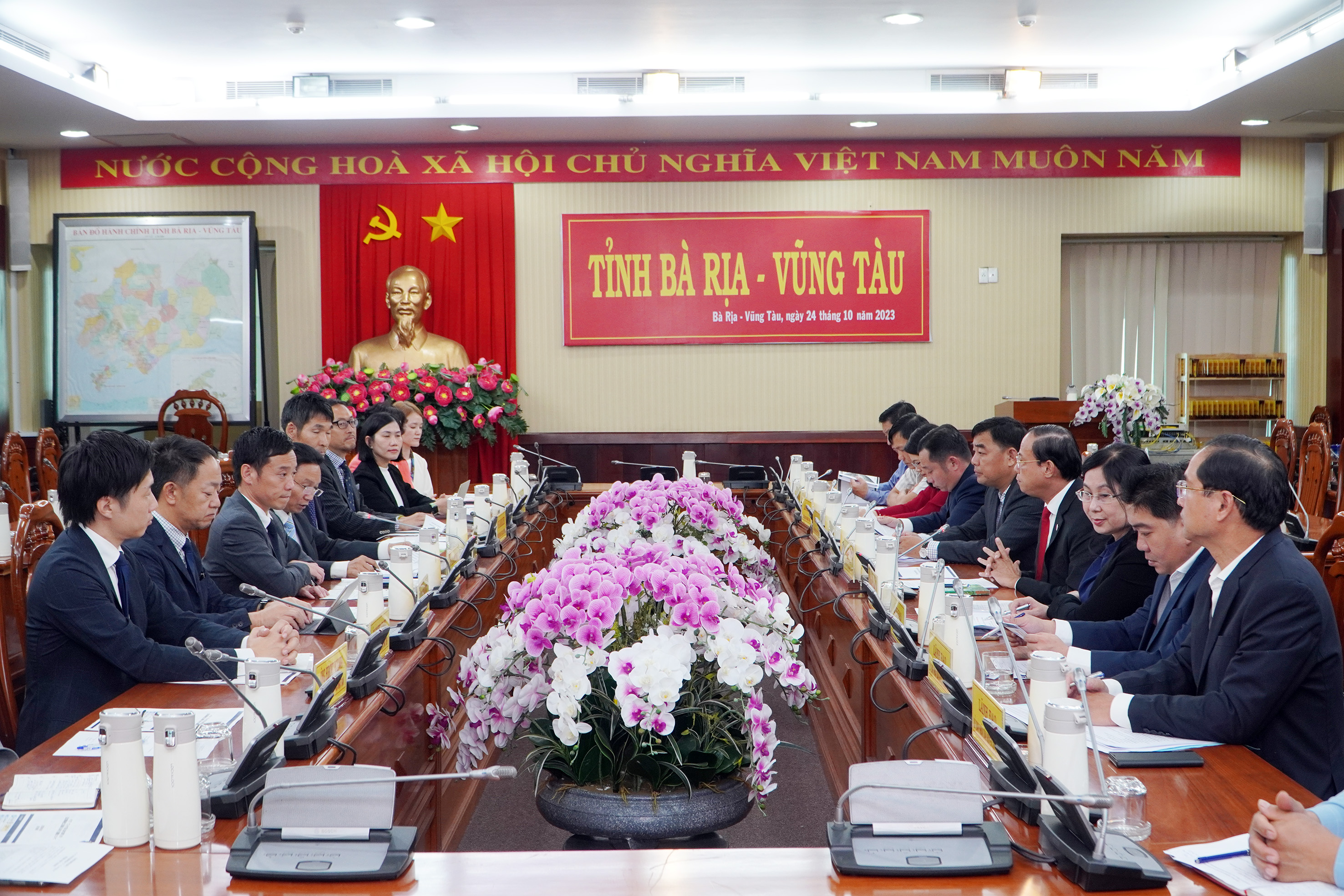 Lãnh đạo tỉnh, các sở, ngành, địa phương tham dự buổi tiếp, làm việc.