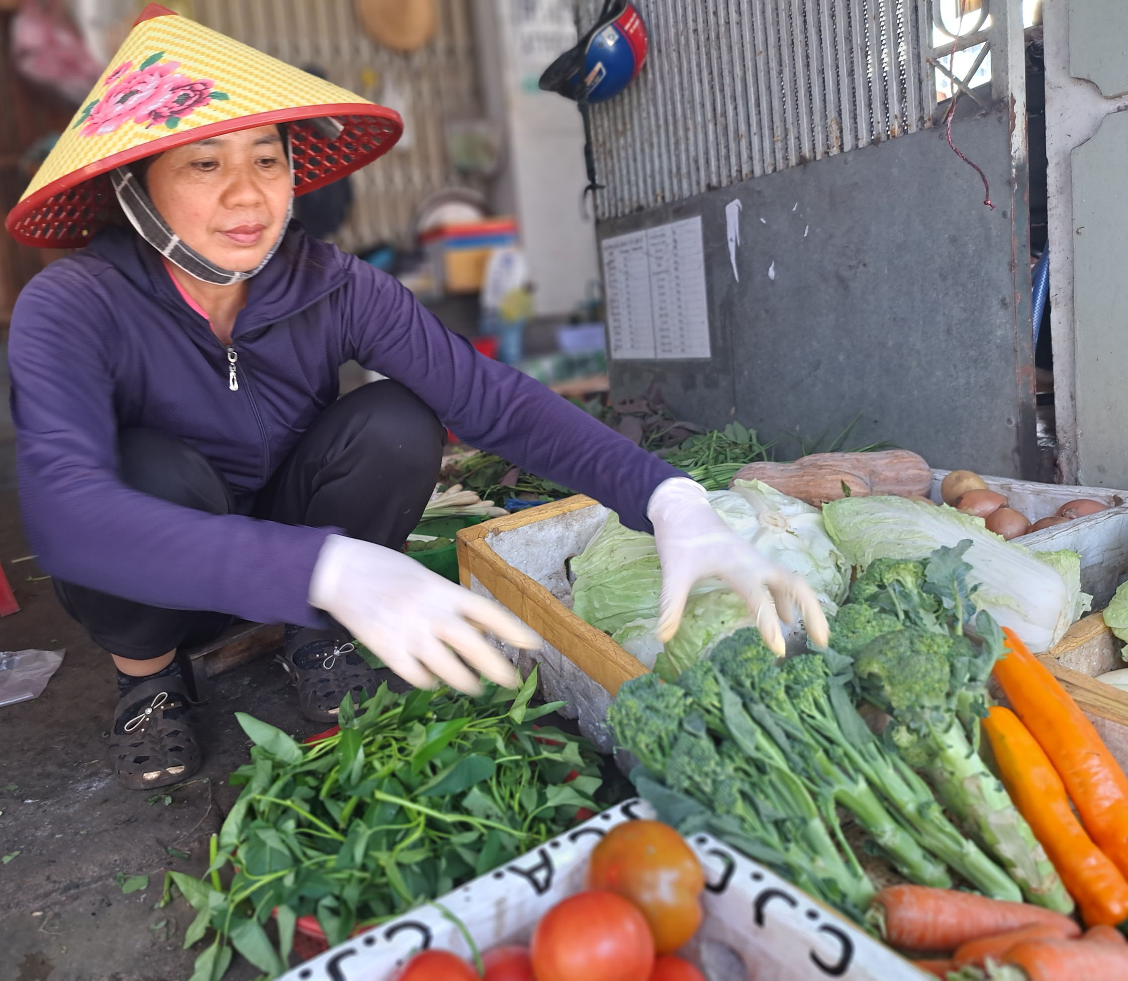 Bà Nguyễn Thị Bình bán rau tại chợ Cô Giang. TP. Vũng Tàu.