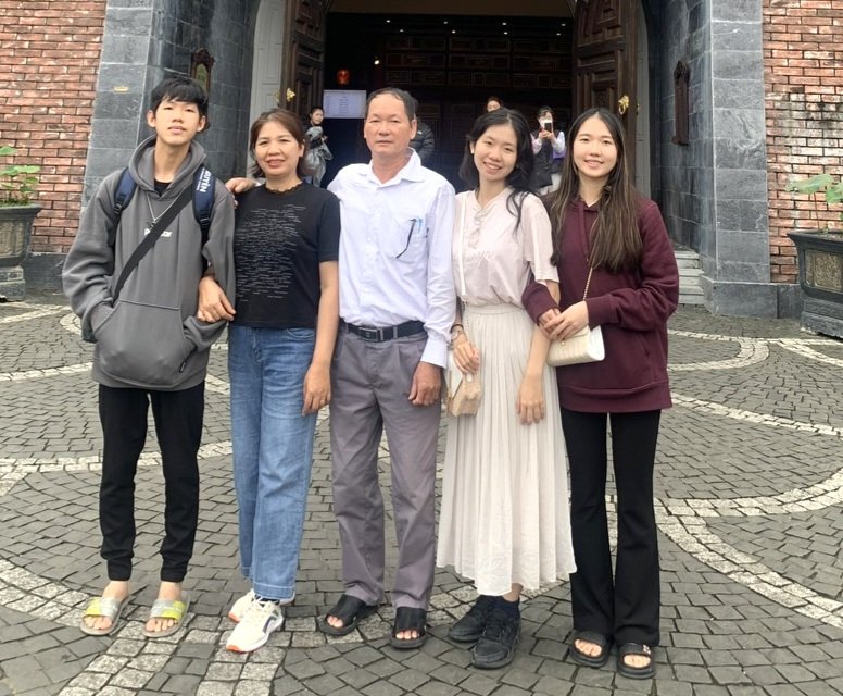 Tảo tần từ đêm khuya đến chiều muộn, anh chị Trầm - Bình bằng gánh hàng rau nuôi con trưởng thành, đoạt nhiều thành tích trong học tập.  Trong ảnh: Cả gia đình du lịch Đà Nẵng trong chuyến đón con gái lớn Hồng Ngọc (bìa phải) từ Nhật về thăm nhà.
