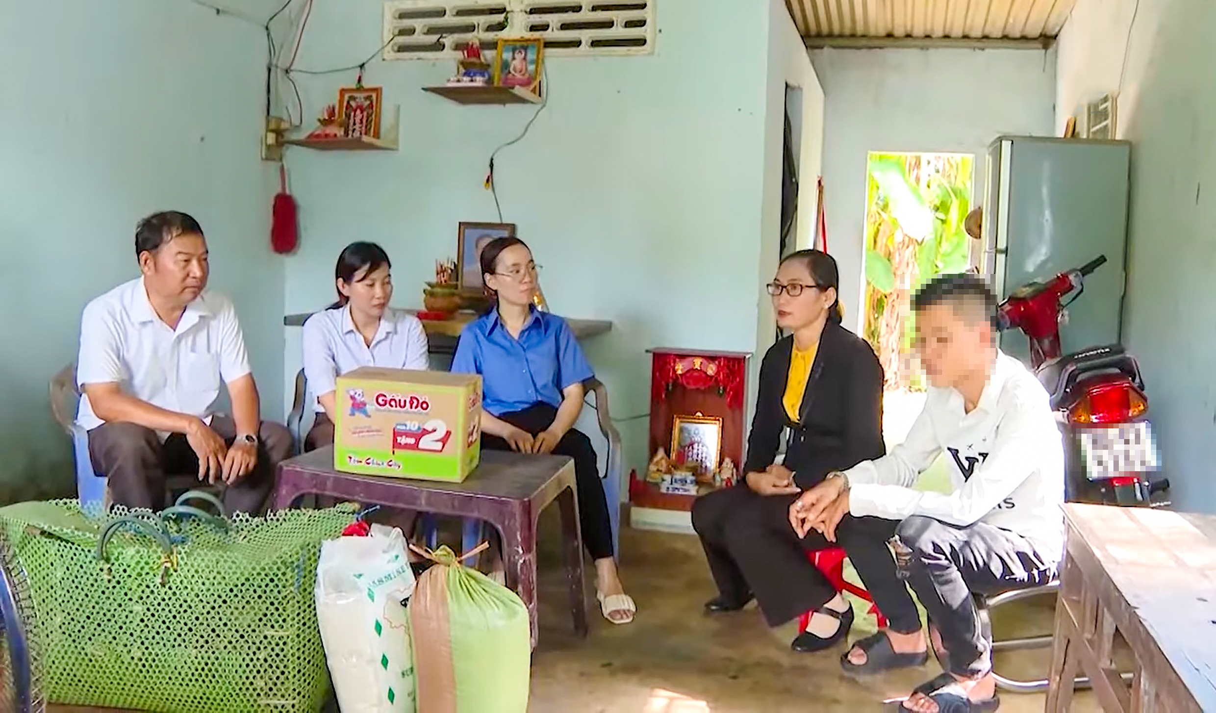 Cán bộ, hội viên Hội LHPN TT.Đất Đỏ thăm hỏi, động viên anh L.C.T. (bìa phải).