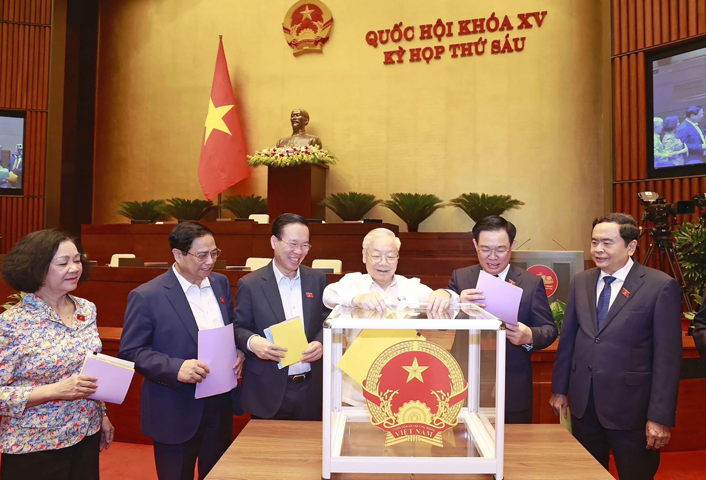 Tổng Bí thư Nguyễn Phú Trọng và lãnh đạo Đảng, Nhà nước bỏ phiếu tín nhiệm. Ảnh: TTXVN