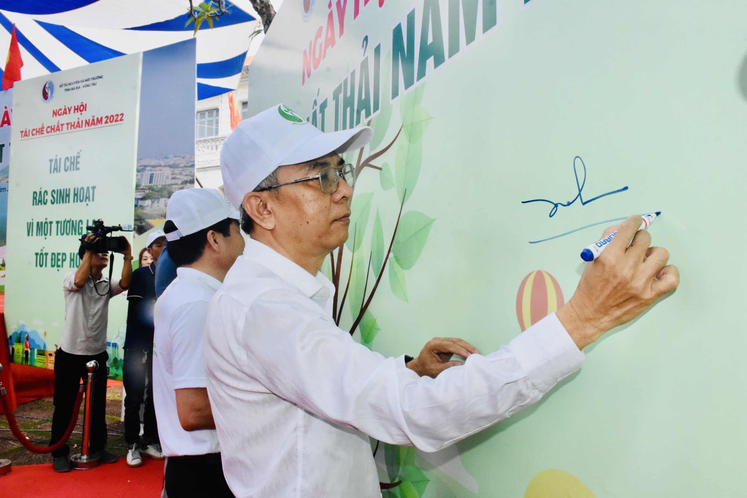 Lãnh đạo Sở TN-MT tỉnh Bà Rịa - Vũng Tàu ký cam kết giảm rác thải nhựa tại ngày hội tái chế năm 2022