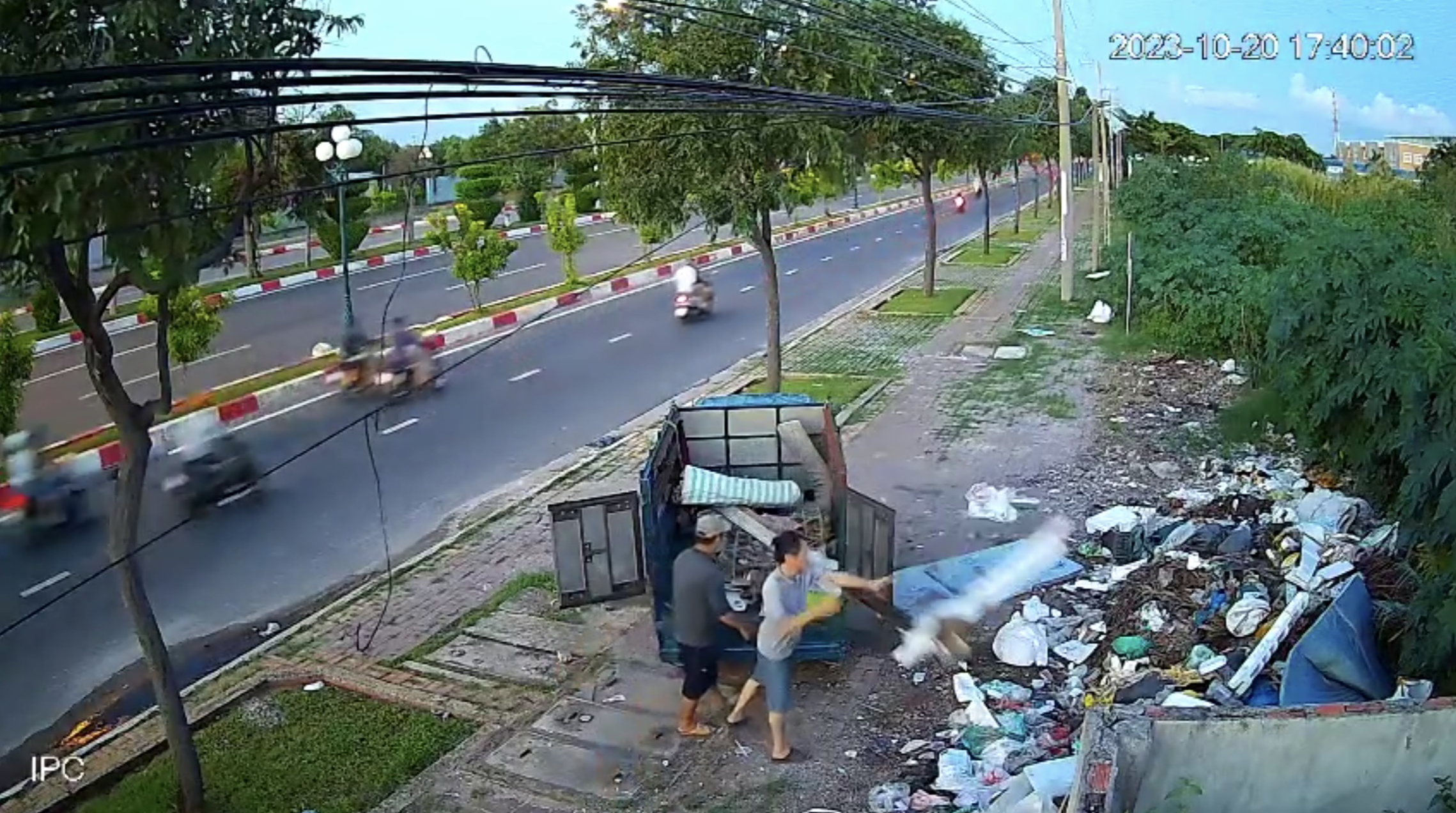 Qua camera giám sát, lực lượng chức năng phường 11 phát hiện một xe tải đổ rác trộm trên đường 2/9. Hiện UBND phường 11 đã mời chủ phương tiện, chủ sử dụng đến Công an phường nộp phạt.
