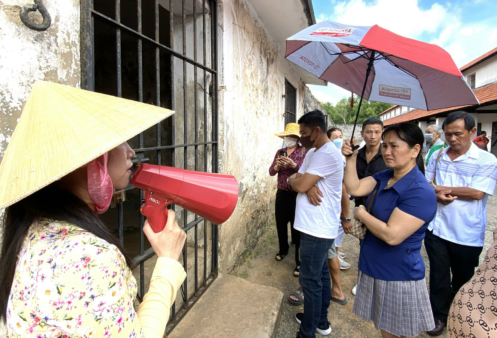 Cụm di tích quốc gia đặc biệt Côn Đảo thu hút khách thăm viếng quanh năm. Trong ảnh:  Du khách tham quan và nghe thuyết minh tại trại Phú Tường.
