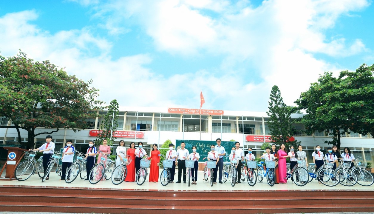 Trường THCS Nguyễn An Ninh trao tặng xe đạp cho HS của các trường ở địa bàn khó khăn.