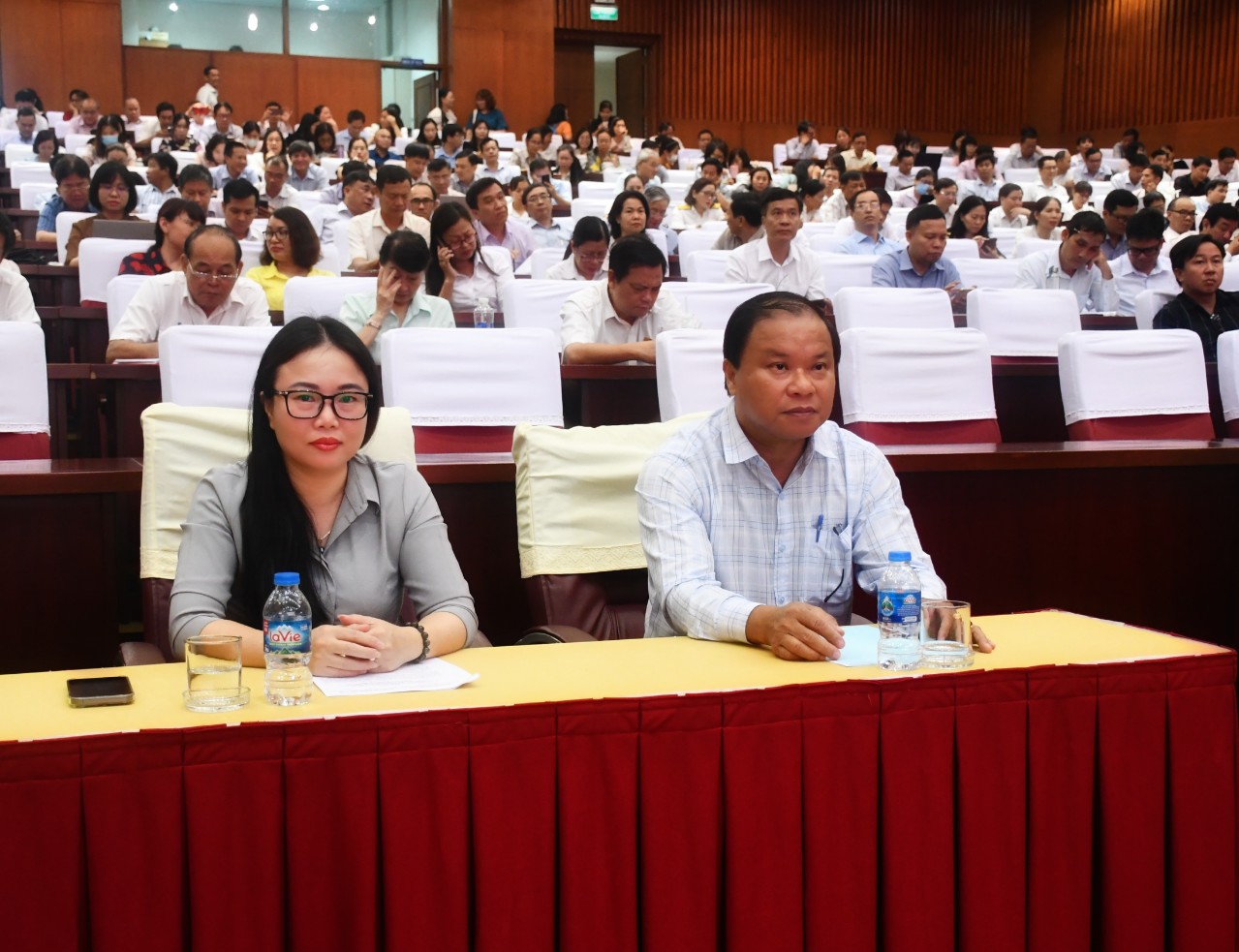 Ông Trần Văn Tám, Phó Bí thư Đảng ủy Khối Cơ quan và Doanh nghiệp tỉnh chủ trì hội nghị.