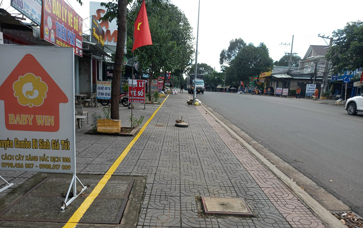 Nhiều tuyến đường trên địa bàn TX.Phú Mỹ dù chưa thu phí sử dụng vỉa hè, nhưng sau khi sau khi được kẻ vạch phân chia ranh giới người dân đã chủ động di dời biển bảng quảng cáo vào bên trong.