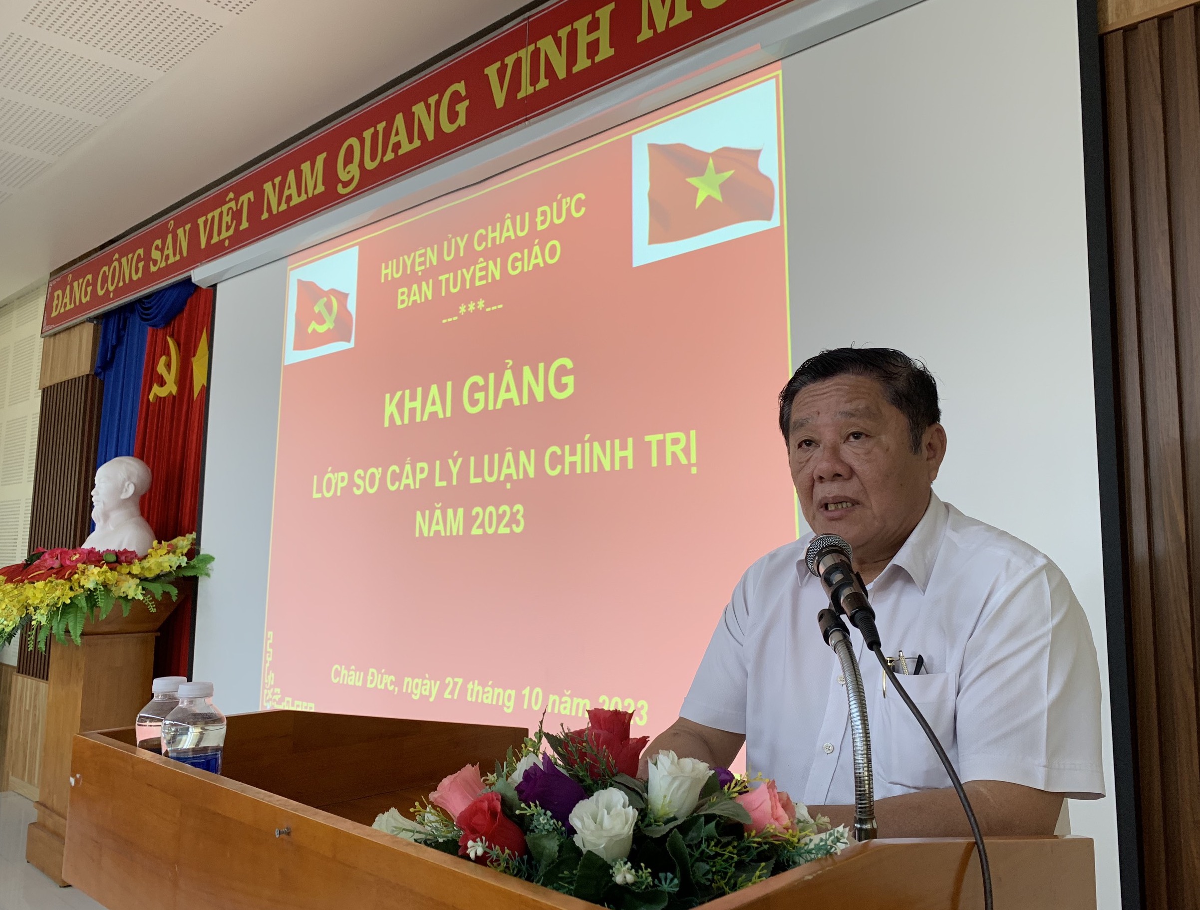 Ông Bùi Xuân Thường, Trưởng Ban Tuyên giáo Huyện uỷ Châu Đức phát biểu tại lễ khai giảng.