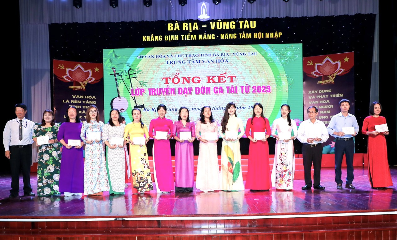 Ông Phạm Minh Tiến, Phó Giám đốc Trung tâm Văn hóa tỉnh trao giấy chứng nhận hoàn thành lớp đờn và ca tài tử đến các học viên.