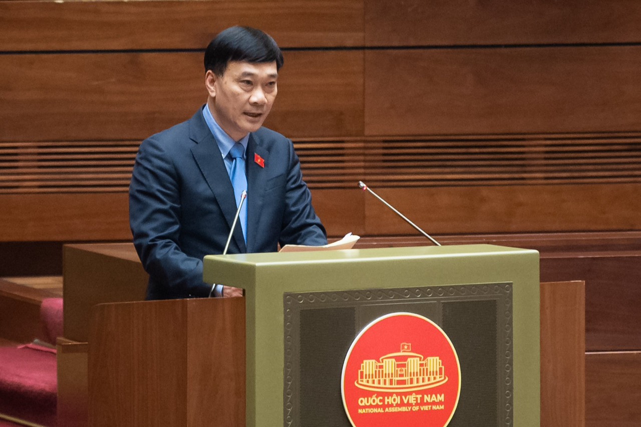 Chủ nhiệm Ủy ban Kinh tế của Quốc hội Vũ Hồng Thanh trình bày Báo cáo thẩm tra dự thảo Nghị quyết thí điểm một số cơ chế, chính sách đặc thù về đầu tư xây dựng công trình giao thông đường bộ