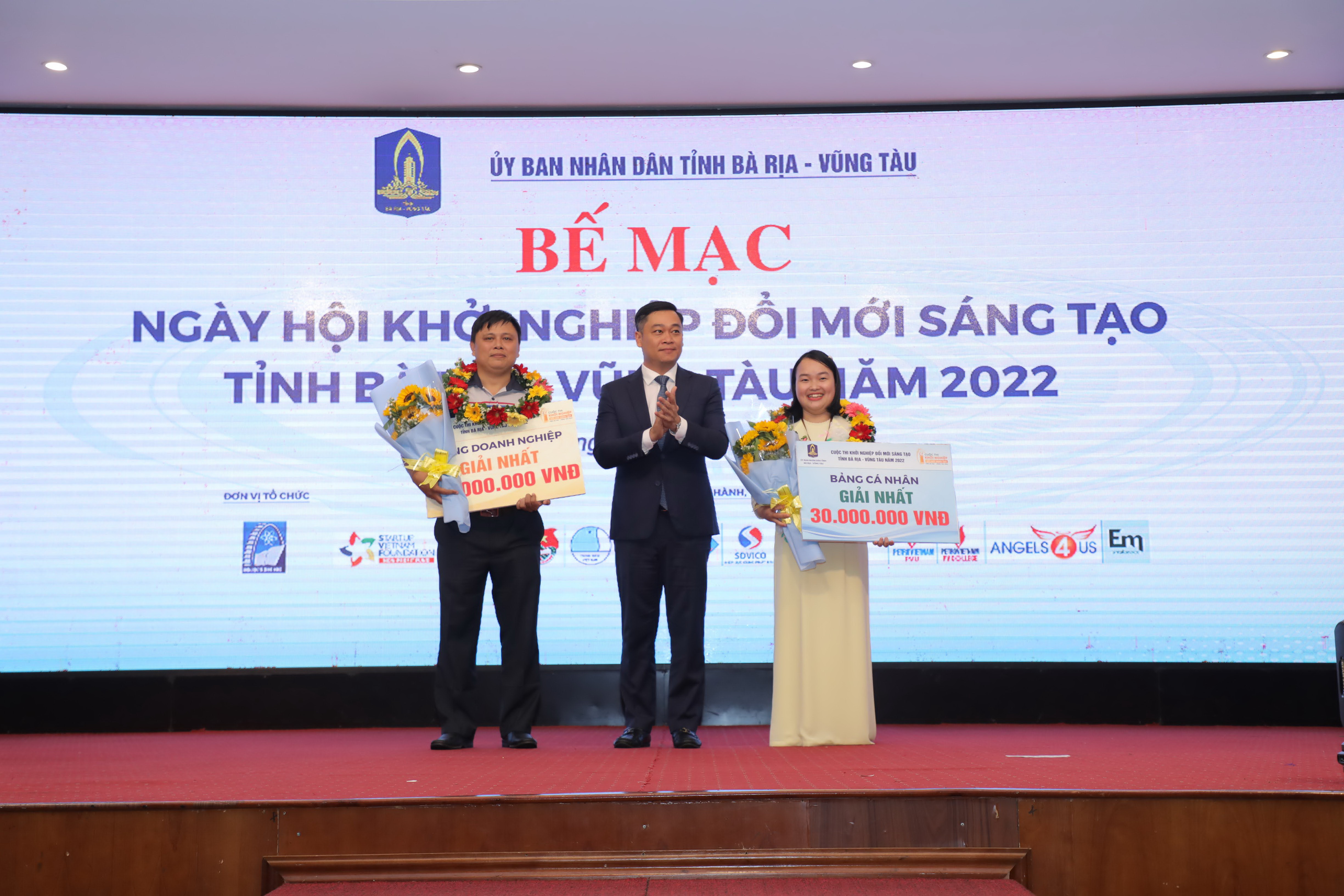 Nhiều DN trưởng thành từ các cuộc thi, vườn ươm khởi nghiệp đổi mới sáng tạo. Trong ảnh: Các thí sinh đoạt giải Nhất trong Cuộc thi Đổi mới sáng tạo ngành thủy sản năm 2022.