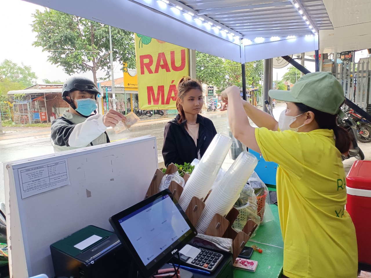 Nhiều mô hình khởi nghiệp của các bạn trẻ nhận được sự hỗ trợ về nguồn vốn, công nghệ từ các chính sách của tỉnh. Trong ảnh: Mô hình khởi nghiệp chuỗi Cửa hàng rau má ON của Nguyễn Hữu Khánh