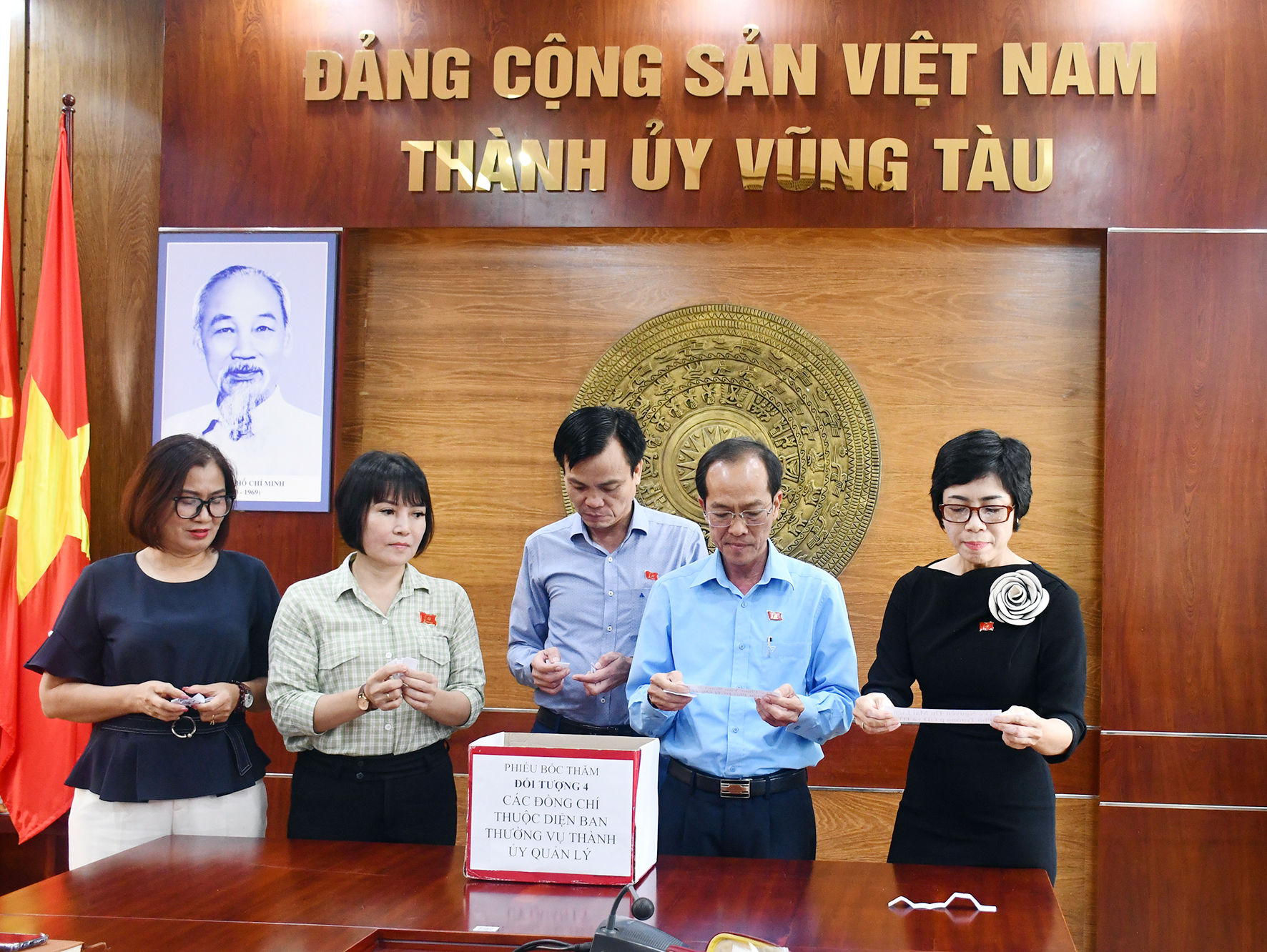 Lãnh đạo TP. Vũng Tàu và Ủy ban Kiểm tra Thành ủy Vũng Tàu bốc thăm và đọc têncán bộ được chọn ngẫu nhiên để xác minh tài sản, thu nhập.