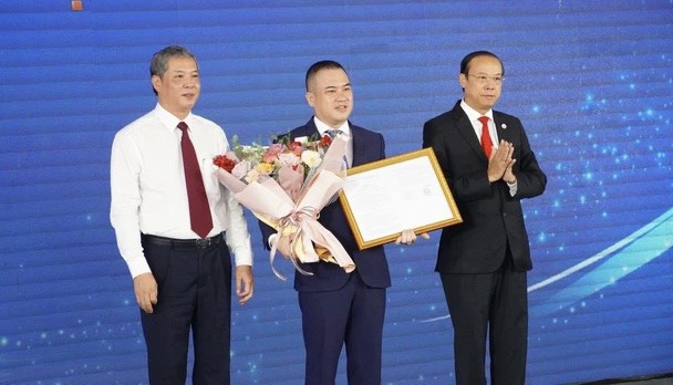 Ông Nguyễn Văn Thọ và đại diện Bộ GT-VT trao quyết định công bồ mổ cảng cạn Phú Mỹ cho đại diện Công ty CP Thanh Bình Phú Mỹ 