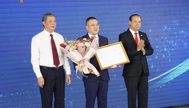 Ông Nguyễn Văn Thọ và đại diện Bộ GT-VT trao quyết định công bồ mổ cảng cạn Phú Mỹ cho đại diện Công ty CP Thanh Bình Phú Mỹ  