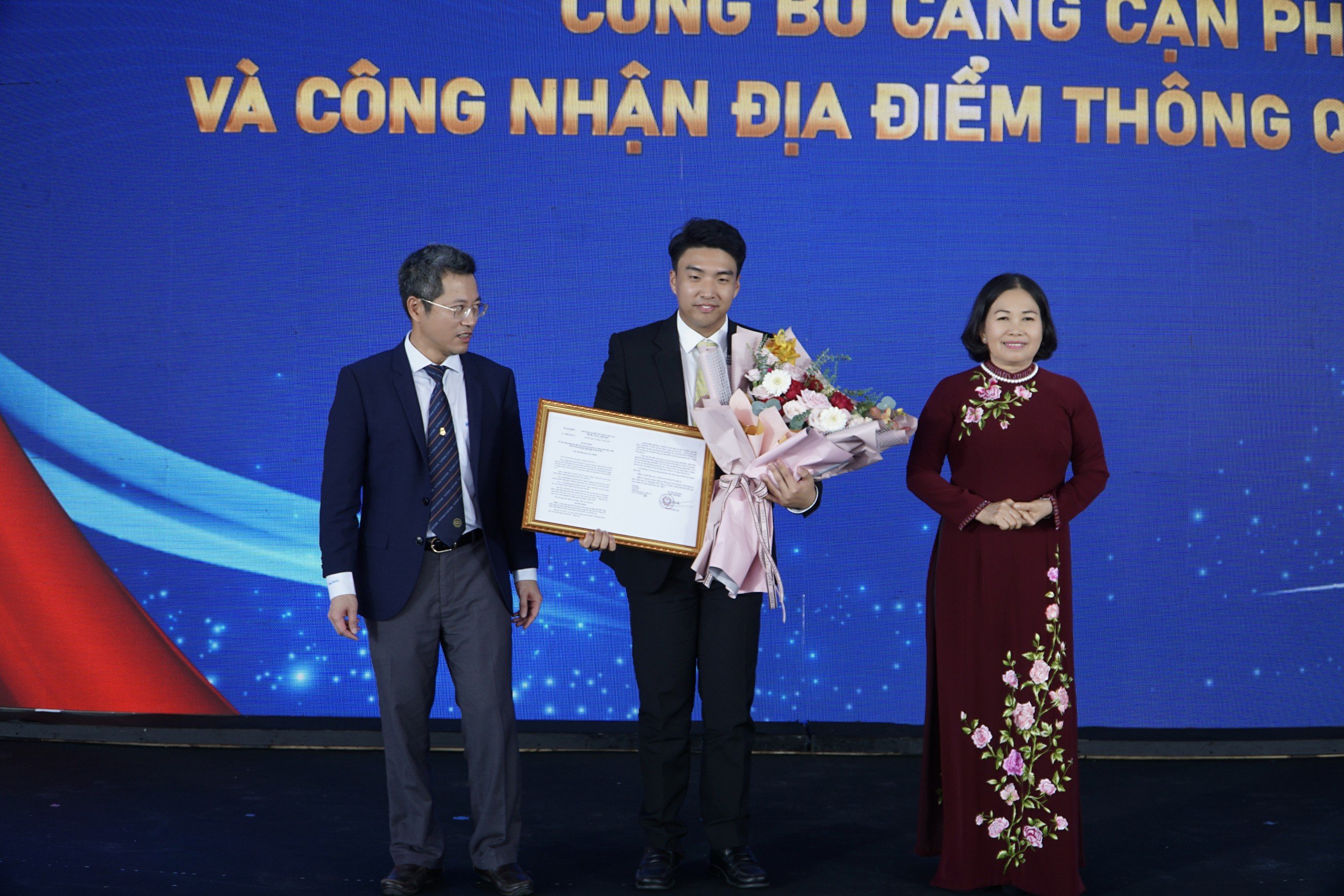 Bà Nguyễn Thị Yến, Phó Bì thư Thường trực Tỉnh ủy và đại diện Tổng cục Hải quan trao quyết định công nhận địa điểm thông quan hàng hóa Cảng cạn Phú Mỹ   