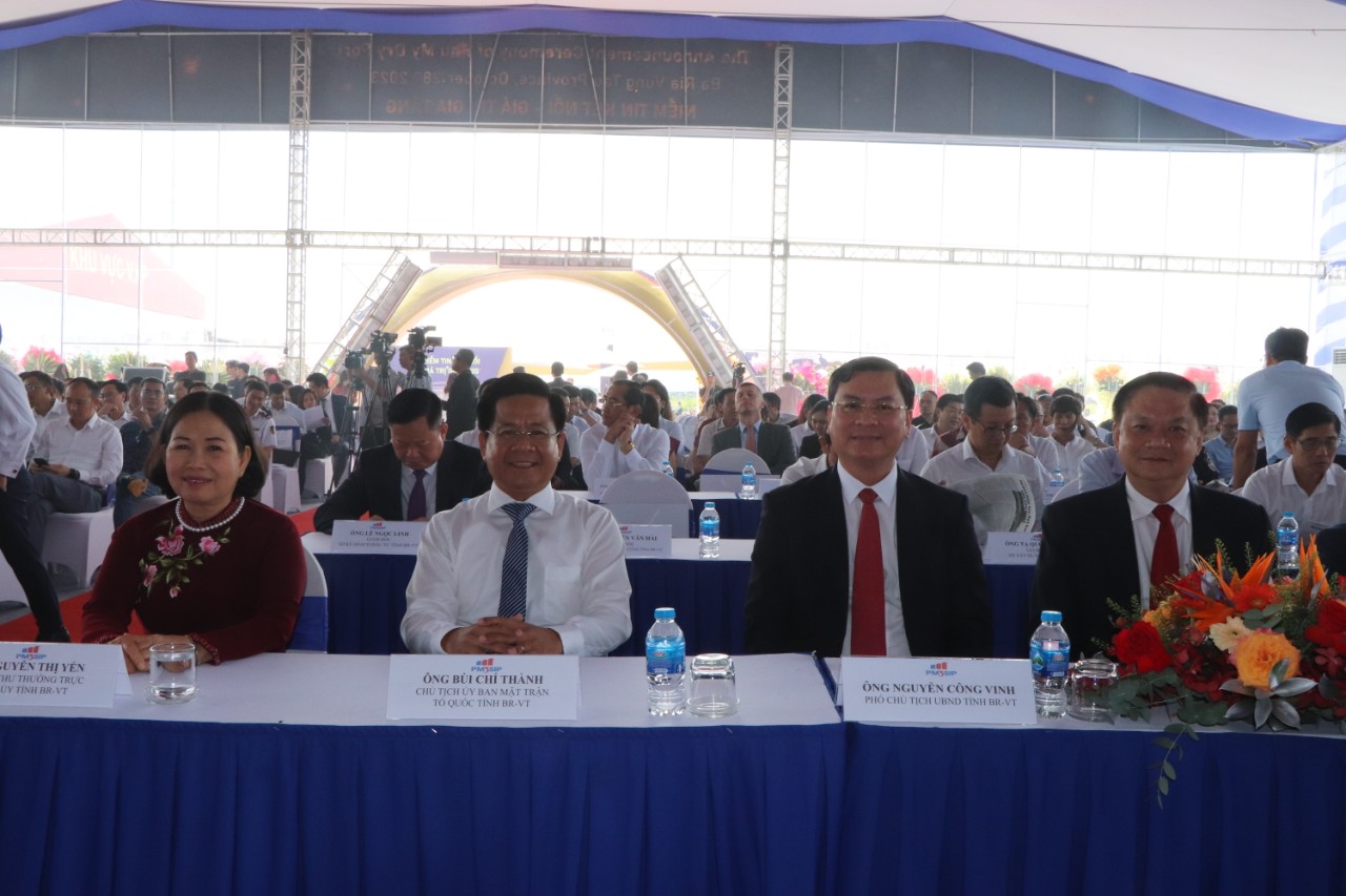Các đại biểu tham dự tại buổi lễ
