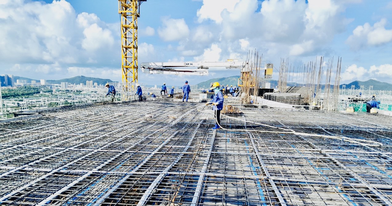 Công nhân DIC Holdings chuẩn bị công tác cất nóc dự án Vung Tau Centre Point 