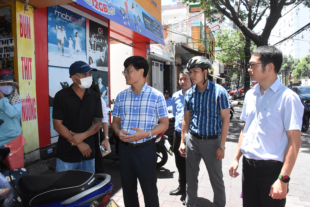 Ông Vũ Hồng Thuấn, Phó Chủ tịch UBND TP.Vũng Tàu kiểm tra, nhắc nhở các cơ sở lấn chiếm lòng, lề đường để kinh doanh, buôn bán trên đường Nam Kỳ Khởi Nghĩa, phường Thắng Tam.