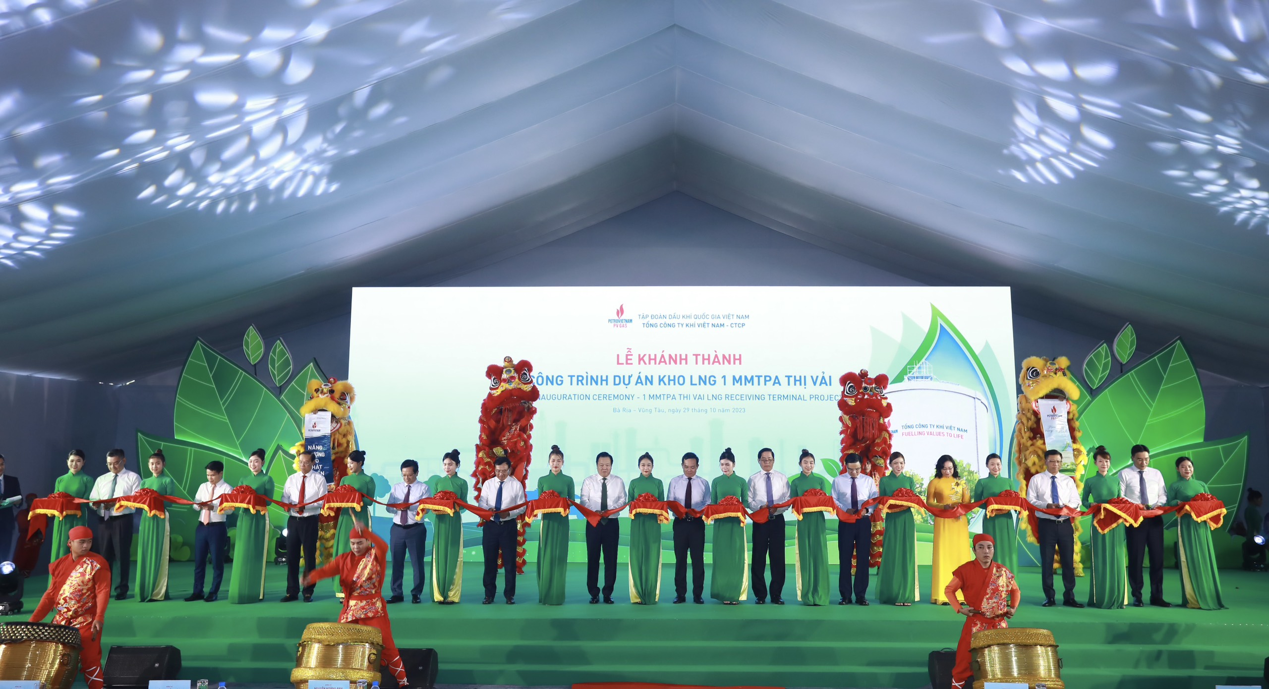 Phó Thủ tướng Trần Trần Lưu Quang cùng lãnh đạo các bộ, ngành, địa phương cắt băng khánh thành Kho cảng LNG Thị Vải.