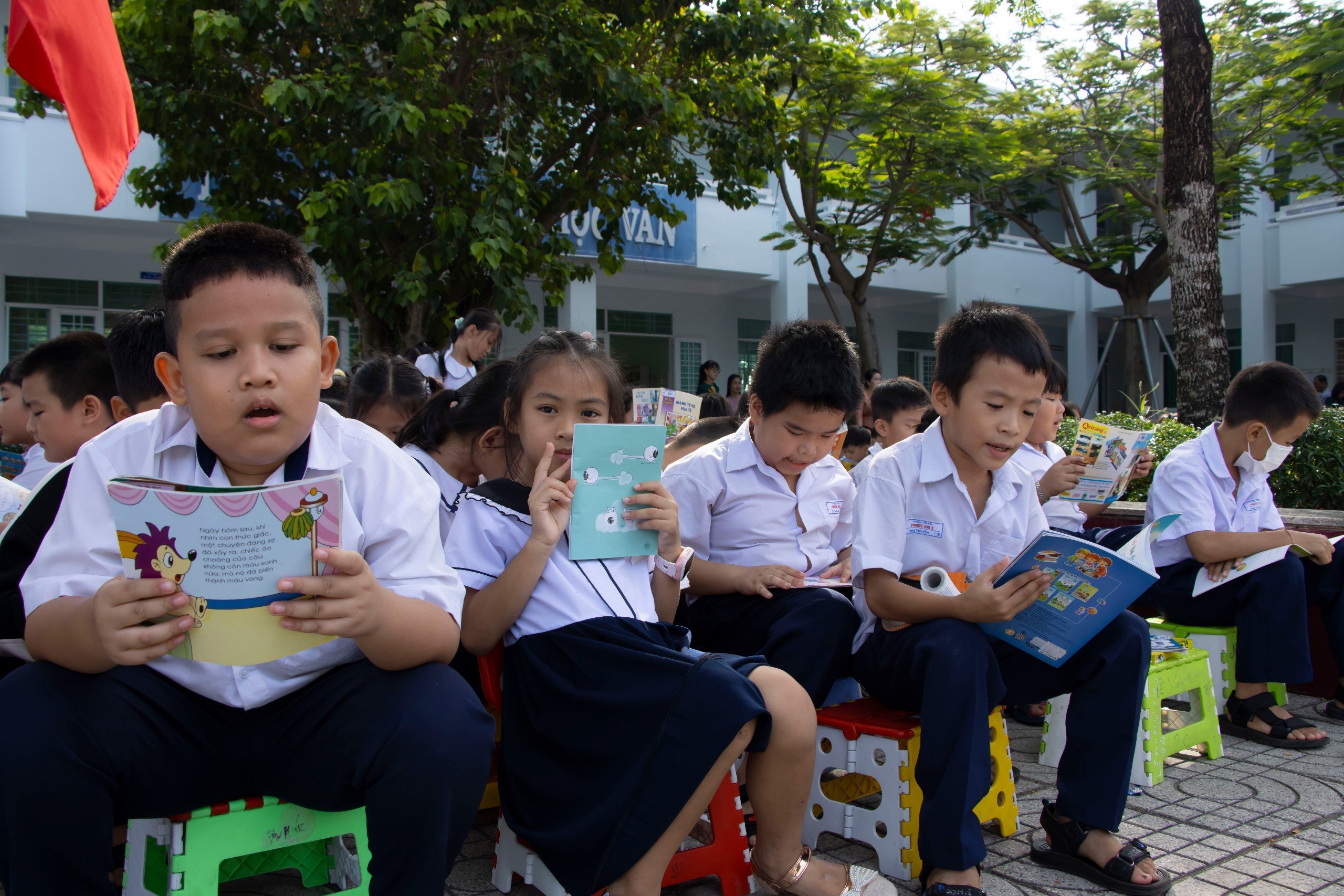 Các em học sinh Trường Tiểu học Phước Hải 3, thị trấn Phước Hải, huyện Đất Đỏ hào hứng tham gia hoạt động Hội Sách 2023
