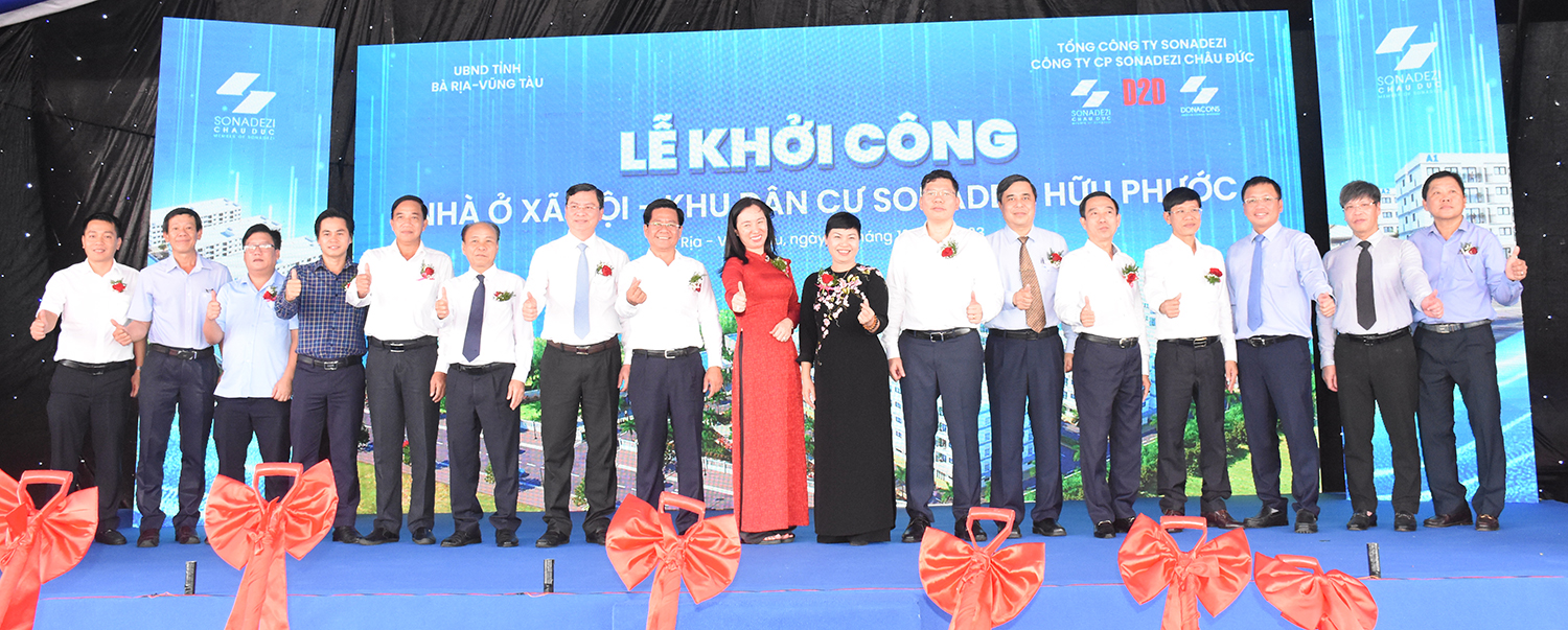 Các đại biểu chụp hình lưu niệm tại lễ khởi công đánh dấu mốc quan trọng cho dự án NOXH đầu tiên được khởi công trong năm 2023