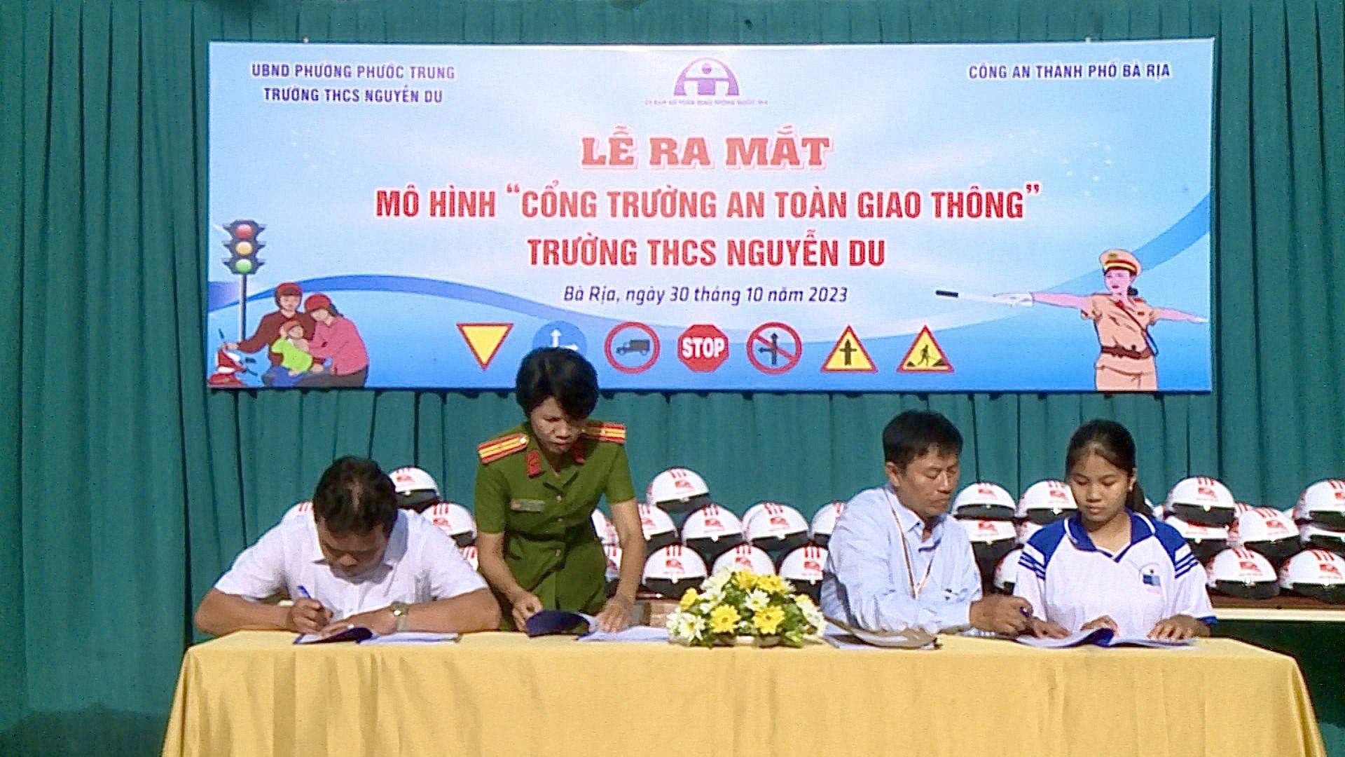 Phụ huynh và học sinh trường THCS Nguyễn Du (P.Phước Trung, TP.Bà Rịa) ký cam kết chấp hành Luật Giao thông đường bộ
