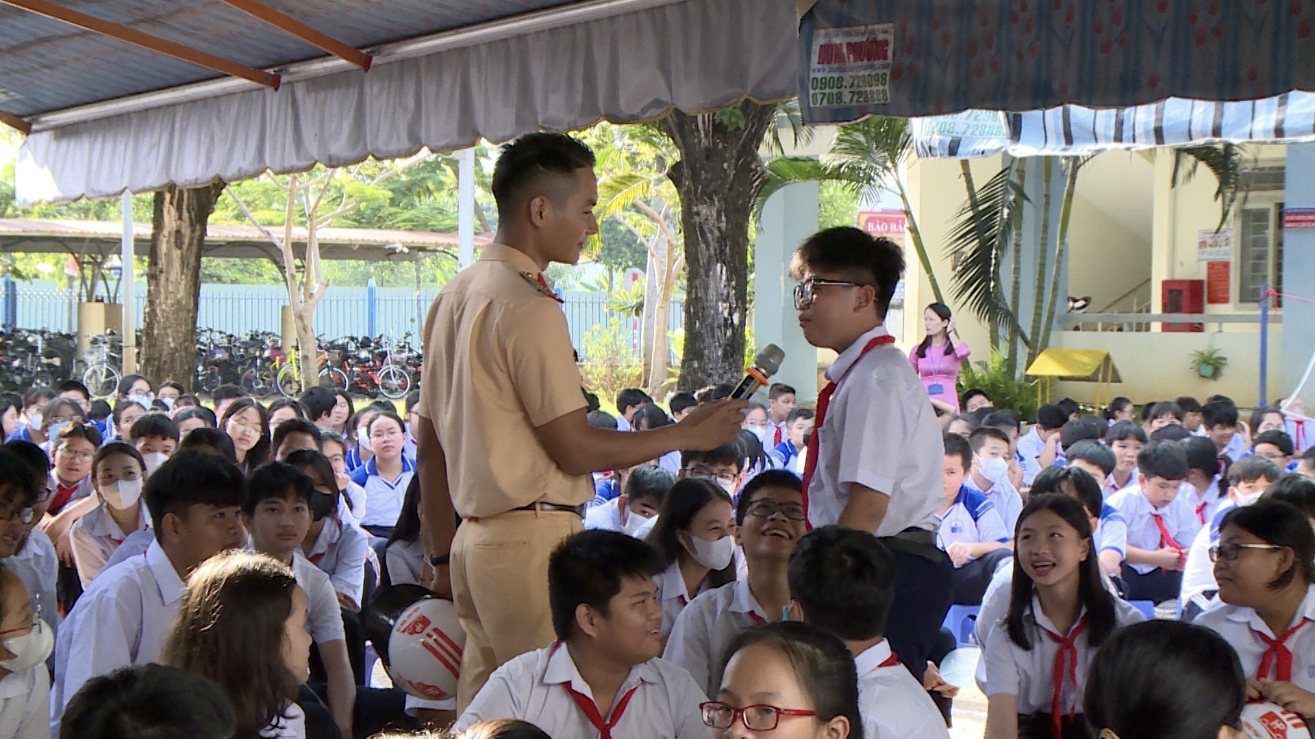 Cán bộ CSGT Công an TP.Bà Rịa tuyên truyền ATGT cho các em học sinh trường THCS Nguyễn Du