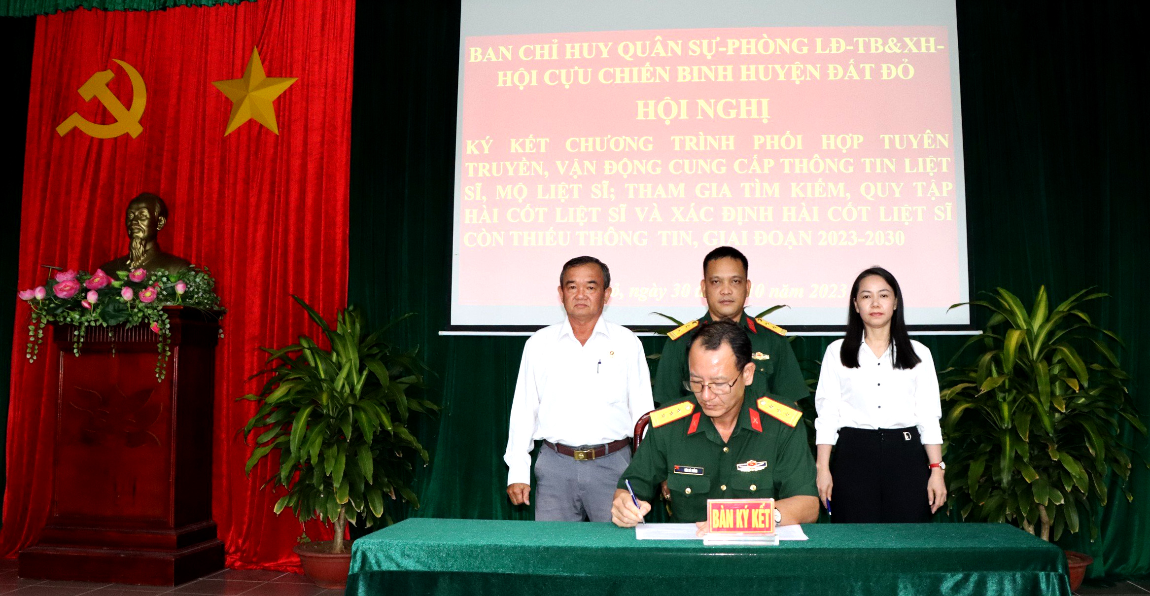Ban CHQS - Phòng LĐTBXH - Hội CCB huyện Đất Đỏ ký kết chương trình phối hợp. Ảnh: TUẤN VŨ