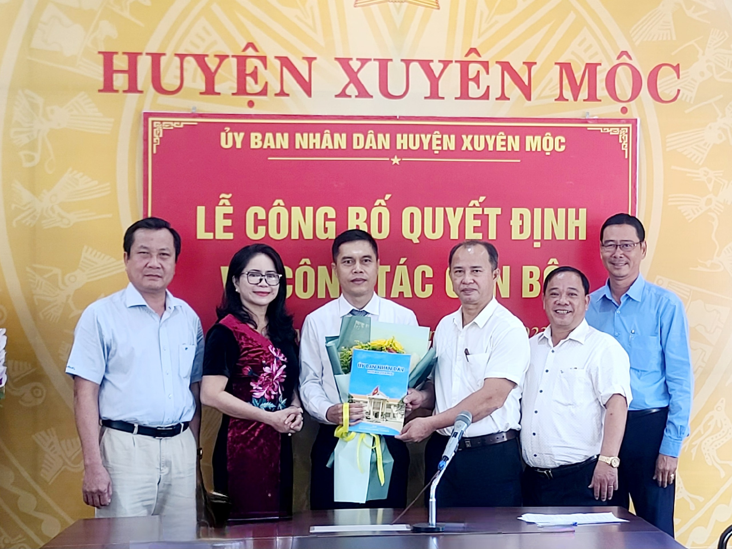Lãnh đạo huyện Xuyên Mộc tặng hoa chúc mừng tân Trưởng phòng Văn hóa-Thông tin huyện