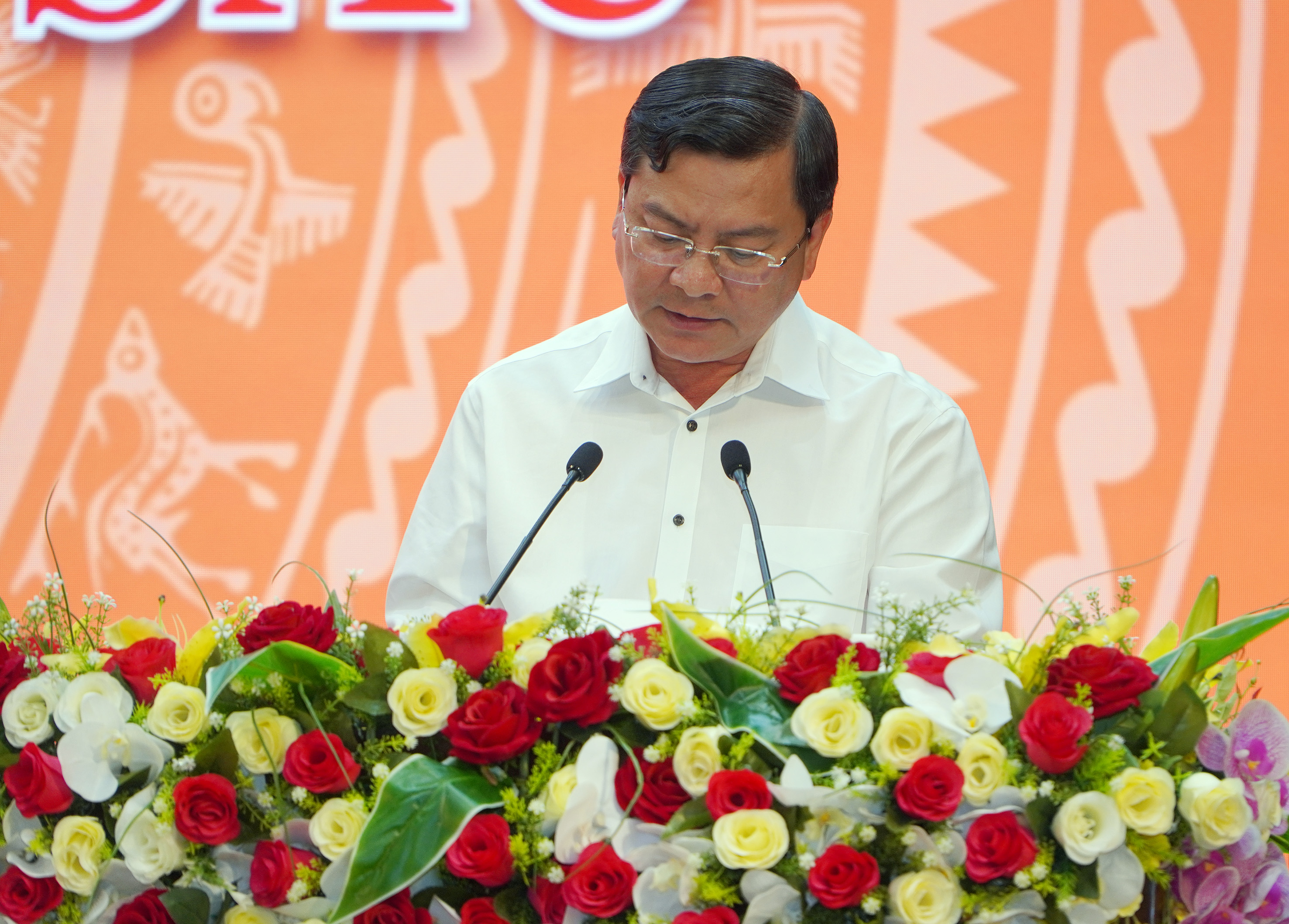 Ông Nguyễn Công Vinh, Phó Chủ tịch UBND tỉnh trình bày 6 tờ trình của UBND tỉnh trình tại kỳ họp.