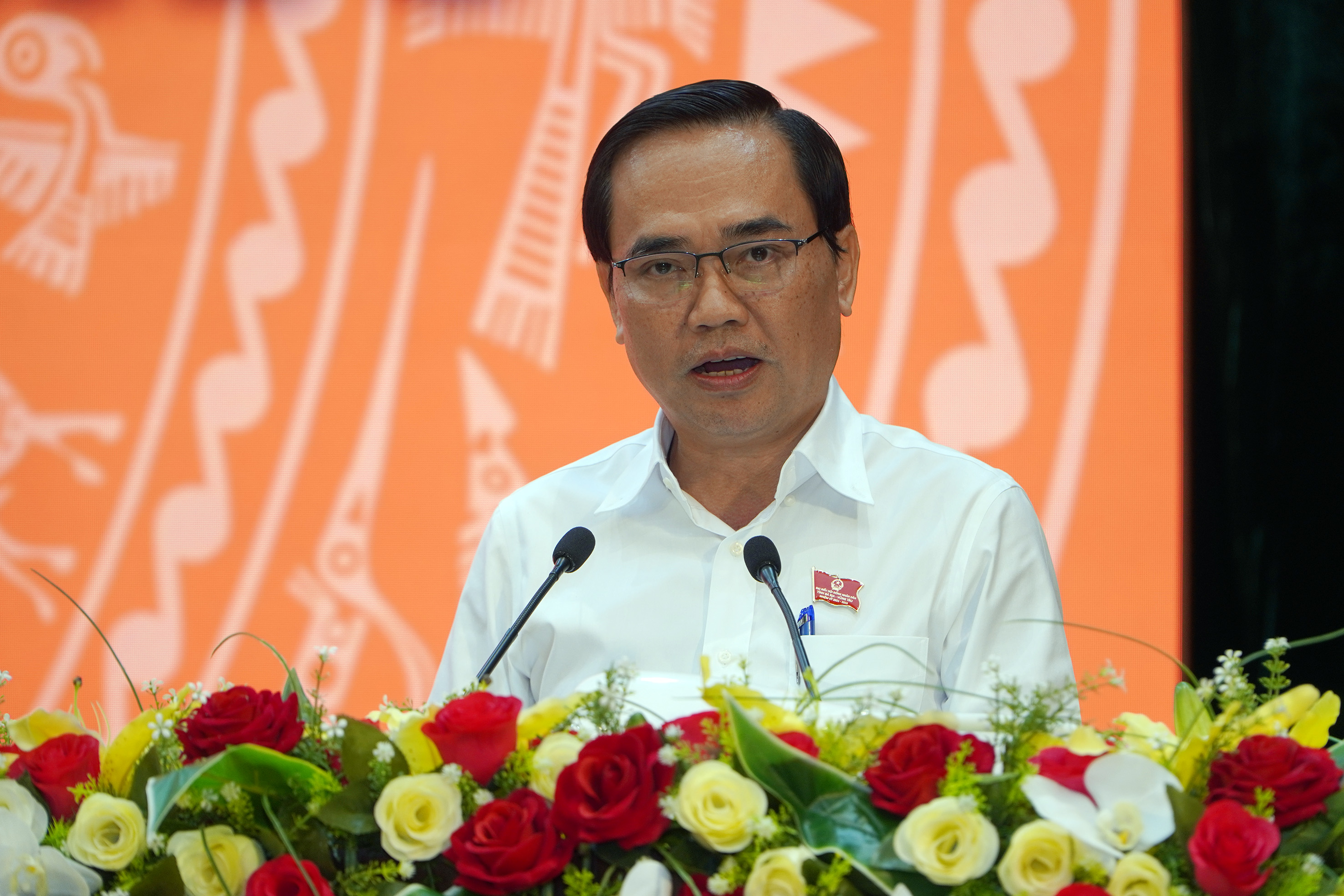 Ông Nguyễn Văn Đặng, Trưởng Ban Kinh tế-Ngân sách, HĐND tỉnh thông qua báo cáo thâm tra của Ban với các tờ trình của UBND tỉnh.