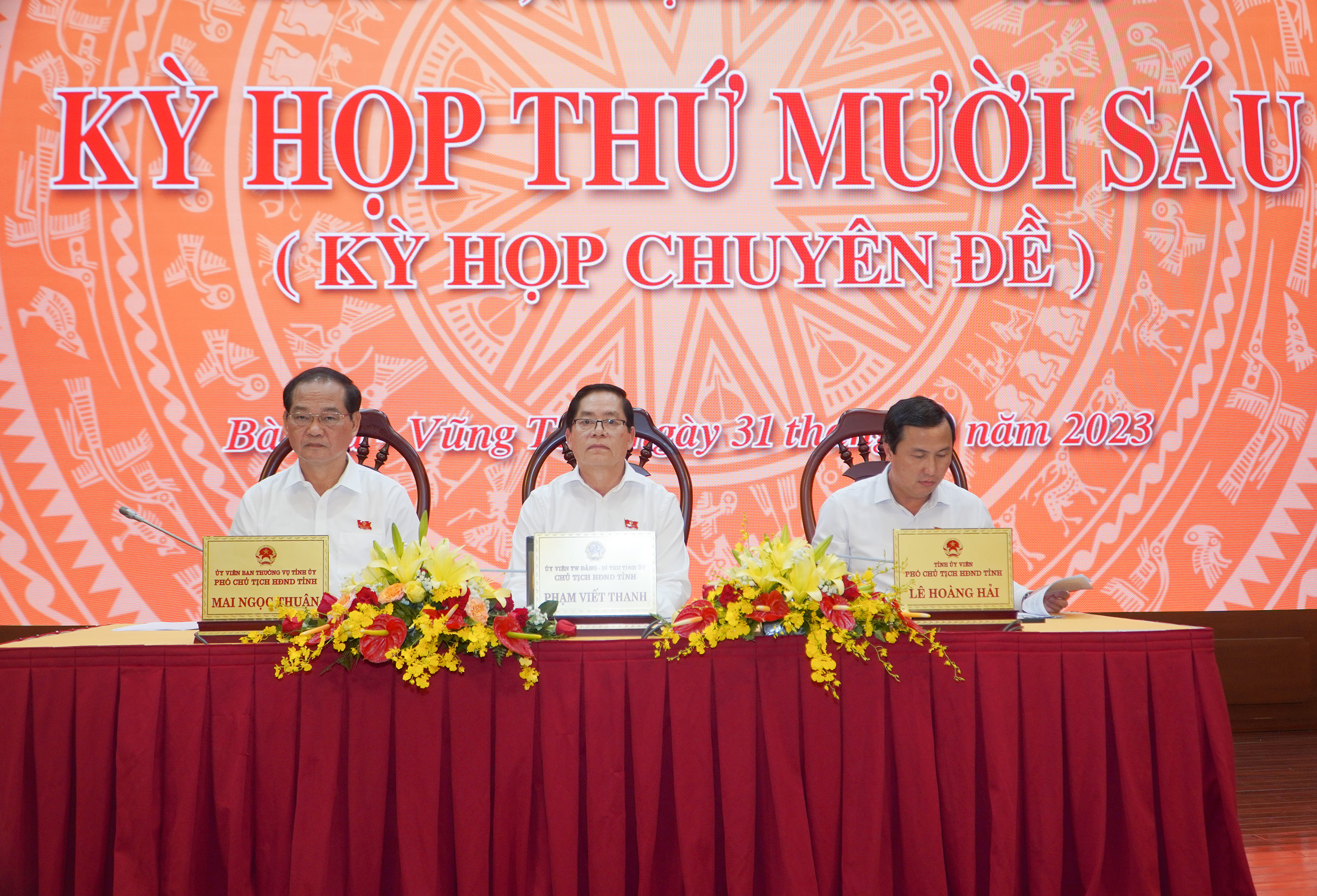 Ông Phạm Viết Thanh, Ủy viên Trung ương Đảng, Bí thư Tỉnh ủy, Chủ tịch HĐND tỉnh; các Phó Chủ tịch HĐND tỉnh Mai Ngọc Thuận và Lê Hoàng Hải chủ tọa kỳ họp.