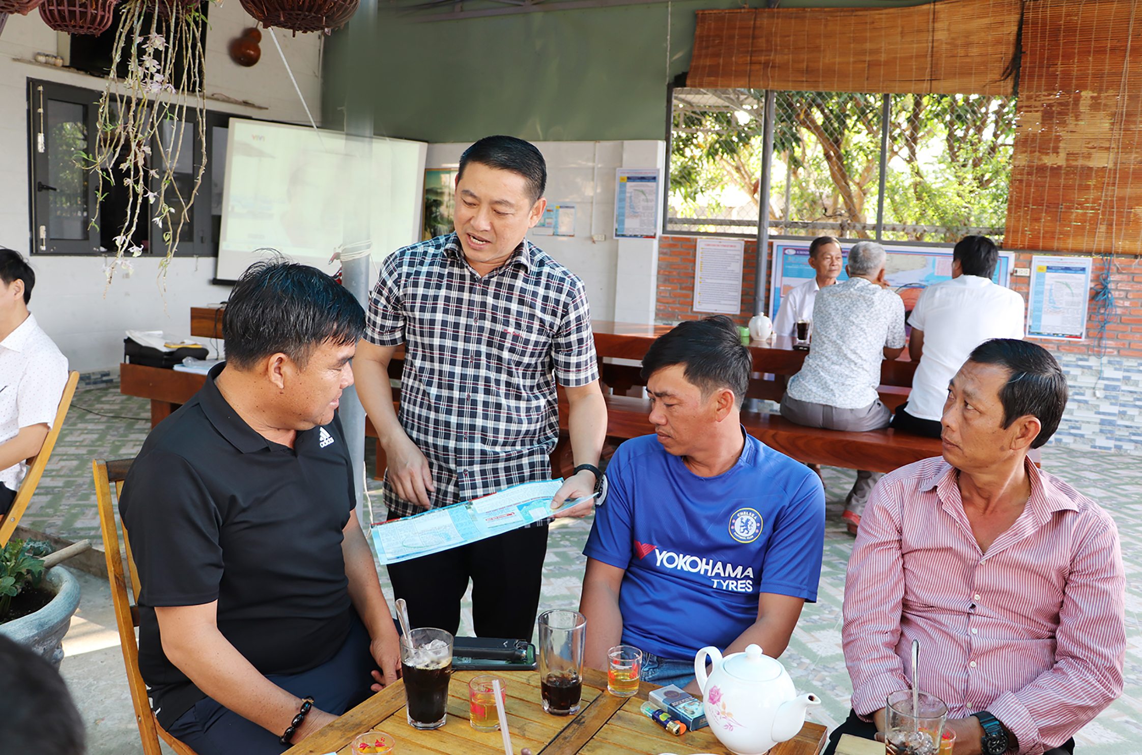 Ông Huỳnh Sơn Tuấn, Bí thư Huyện ủy Long Điền trực tiếp gặp gỡ, lắng nghe ngư dân trong các buổi “Cà phê, ăn sáng cùng ngư dân”.