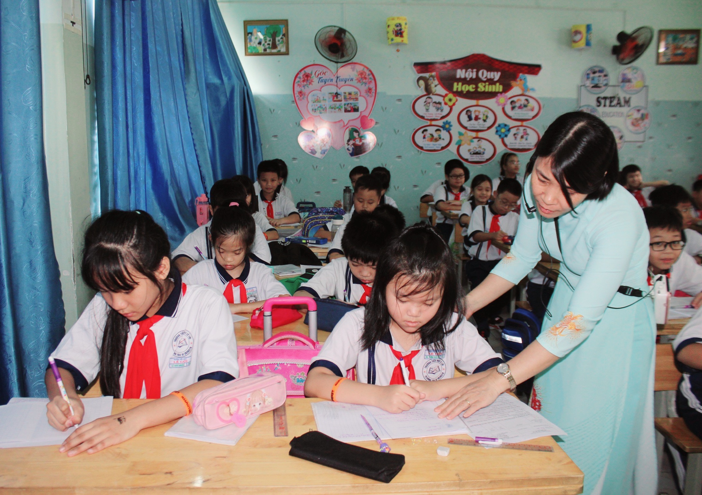 Năm học 2023-2024, HS từ lớp 1 tới lớp 4 đang học chương trình, SGK Giáo dục  phổ thông 2018. Trong ảnh: HS lớp 4 Trường TH Lê Lợi (TP.Vũng Tàu) trong một tiết học.