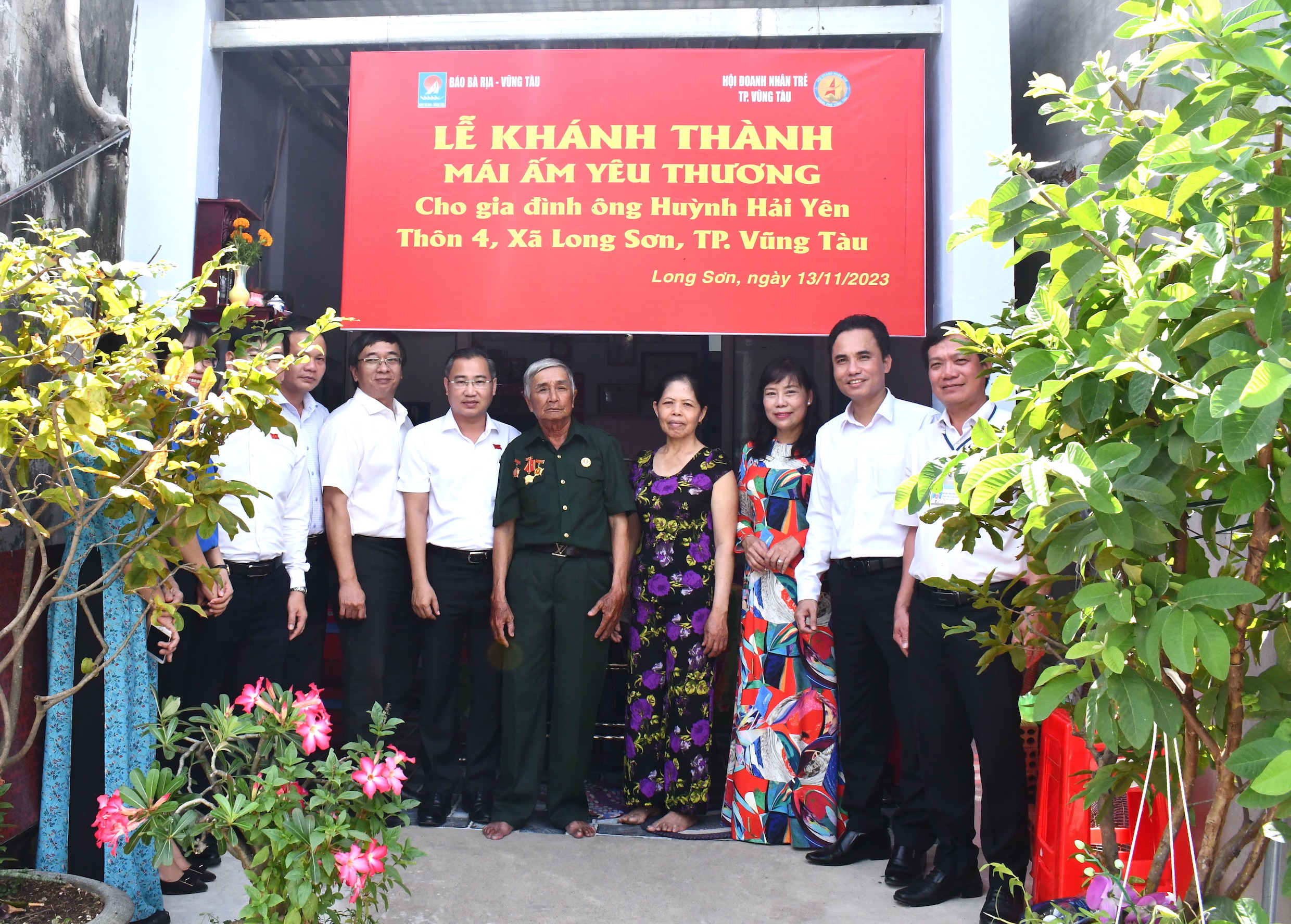 Bàn giao Mái ấm yêu thương cho ông Huỳnh Hải Yên